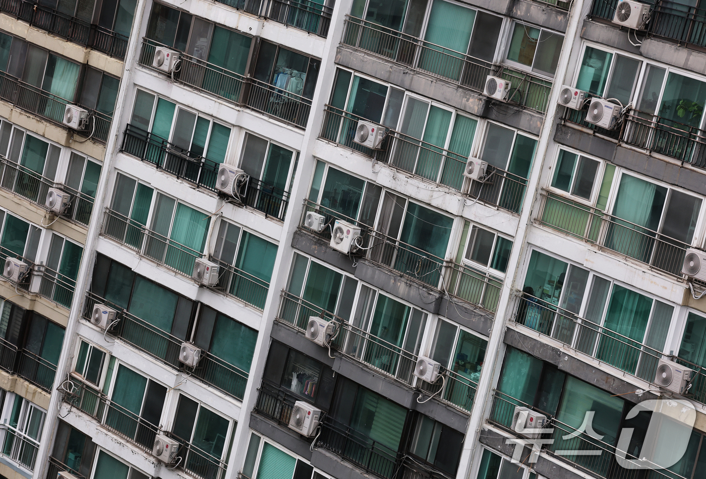 (서울=뉴스1) 오대일 기자 = 서울 강남의 대표 재건축 단지인 은마아파트가 최고 49층, 5893가구 규모의 대단지로 새롭게 태어난다. 서울시는 정비사업 인허가 절차를 대폭 간소 …