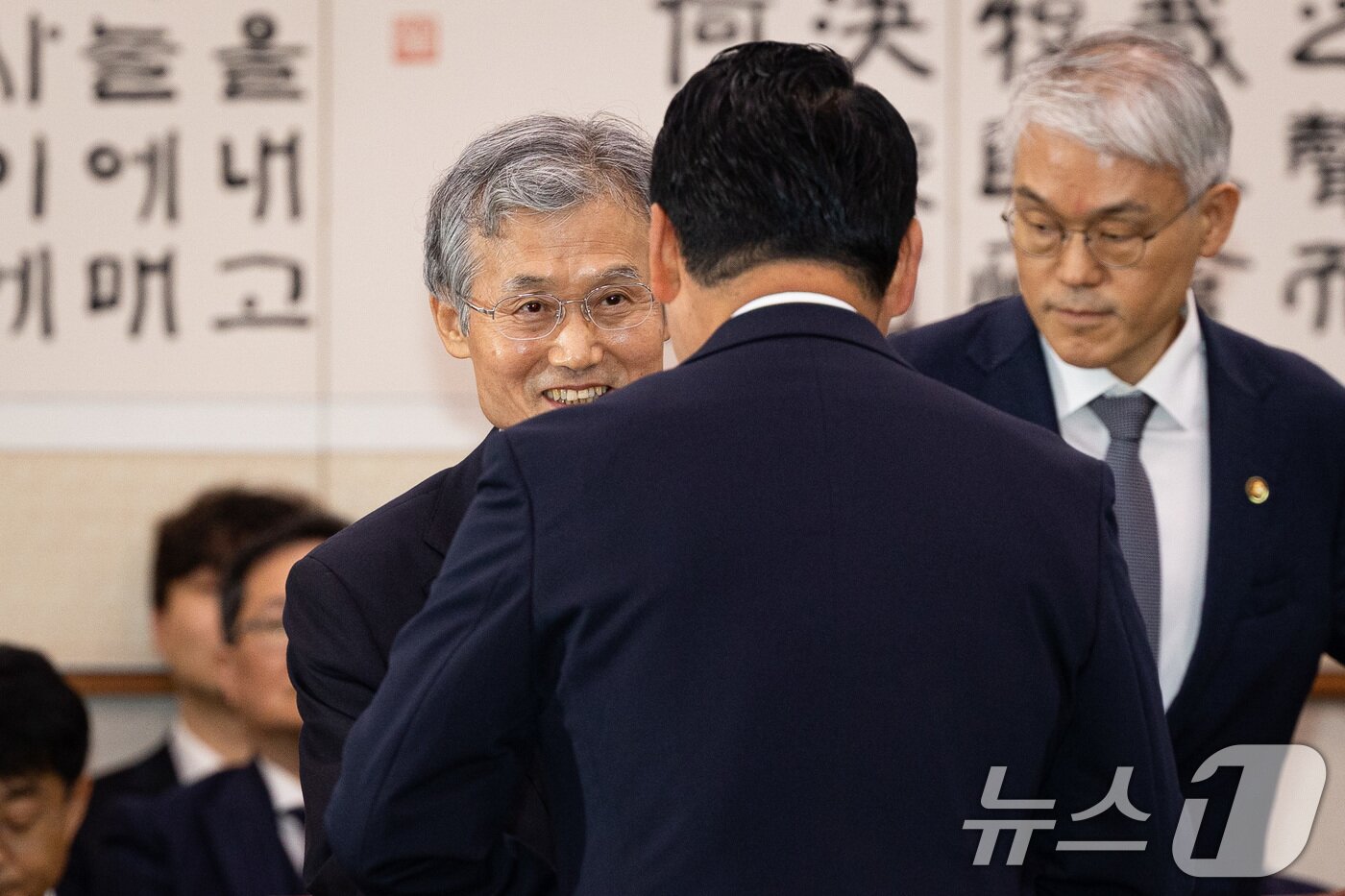 본문 이미지 - 조희대 대법원장(왼쪽)과 장동혁 국민의힘 대표(가운데). 오른쪽은 천대엽 전 법원행정처장. 2025.10.13 ⓒ 뉴스1 유승관 기자