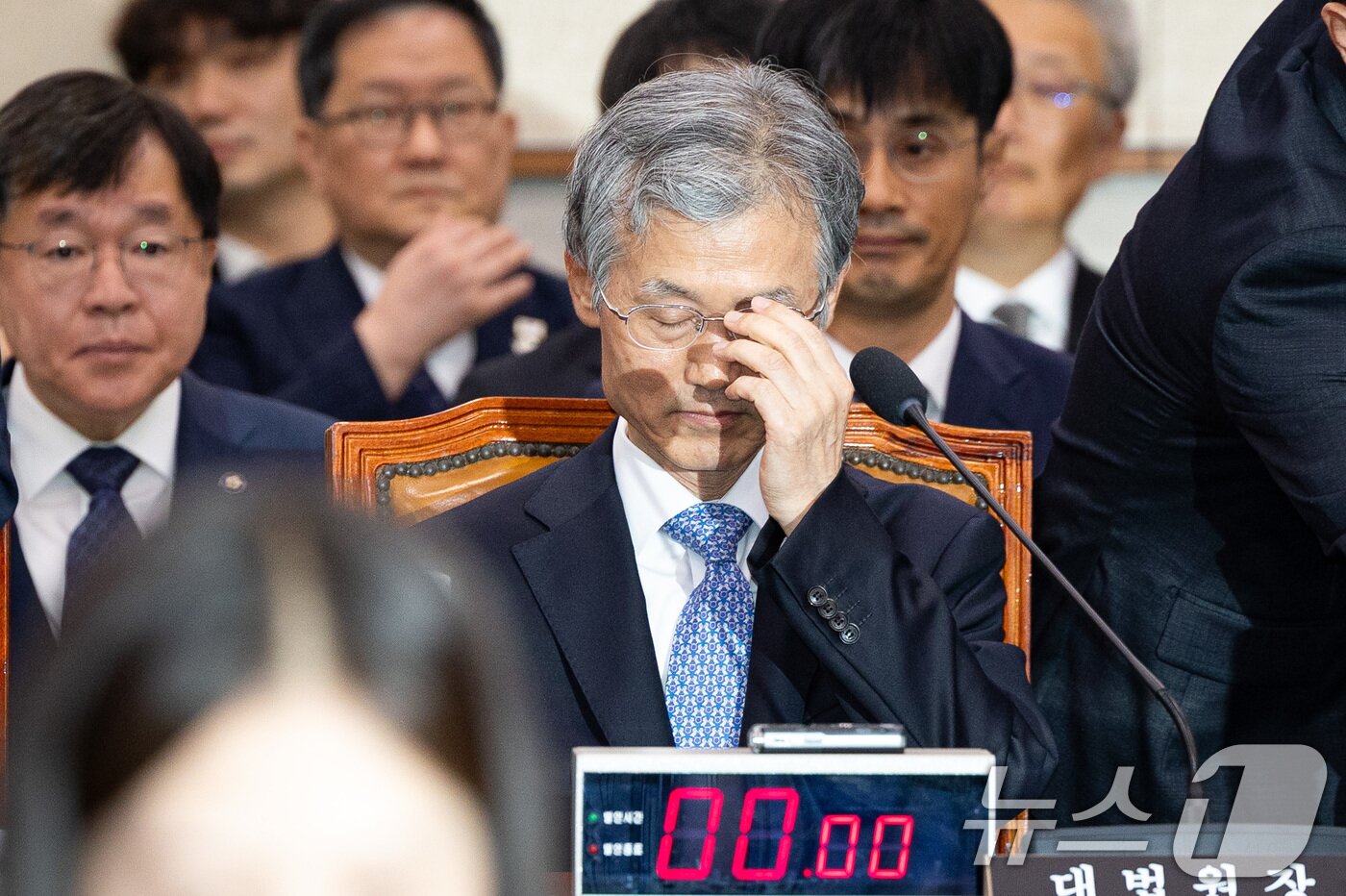 본문 이미지 - 조희대 대법원장이 13일 서울 여의도 국회에서 열린 법제사법위원회의 대법원 등에 대한 국정감사에 출석해 안경을 고쳐 쓰고 있다. 2025.10.13/뉴스1 ⓒ News1 유승관 기자