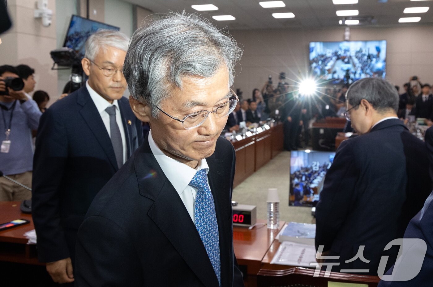 본문 이미지 - 조희대 대법원장이 13일 서울 여의도 국회에서 열린 법제사법위원회의 대법원 등에 대한 국정감사가 정회되자 이석하고 있다. 2025.10.13/뉴스1 ⓒ News1 이승배 기자