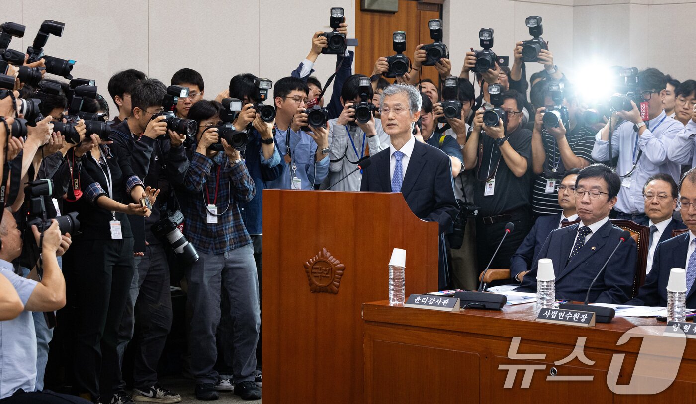 본문 이미지 - 조희대 대법원장이 13일 서울 여의도 국회에서 열린 법제사법위원회의 대법원 등에 대한 국정감사에 출석해 인사말을 하고 있다. 2025.10.13/뉴스1 ⓒ News1 유승관 기자