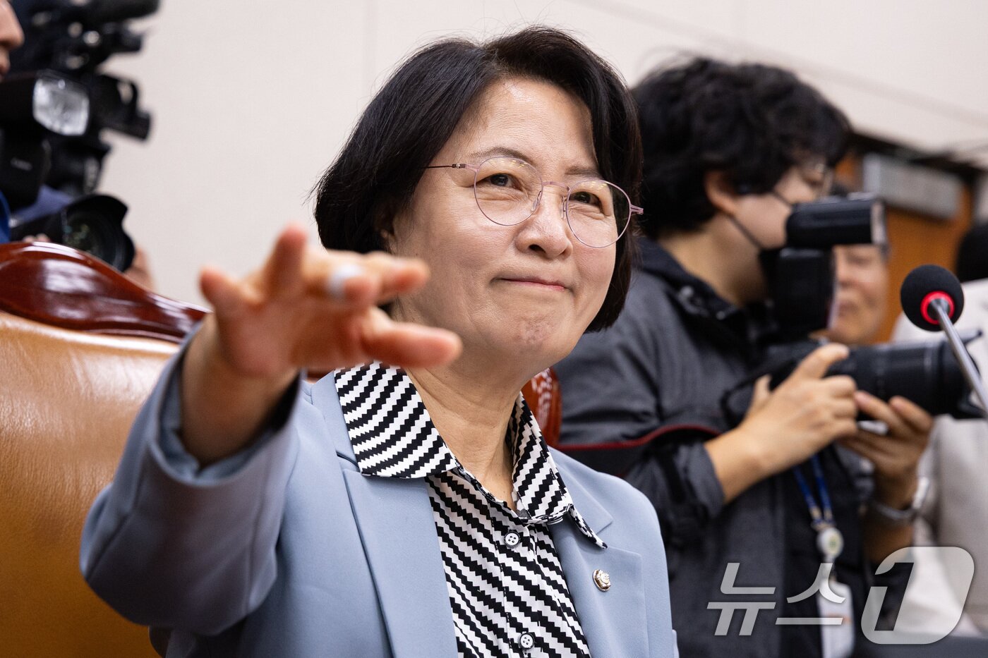 본문 이미지 - 추미애 국회 법제사법위원장이 13일 서울 여의도 국회에서 열린 법제사법위원회의 대법원 등에 대한 국정감사에서 더불어민주당 의원들을 향해 국민의힘의 항의에 대한 대응을 자제해줄 것을 요청하고 있다. 2025.10.13/뉴스1 ⓒ News1 유승관 기자