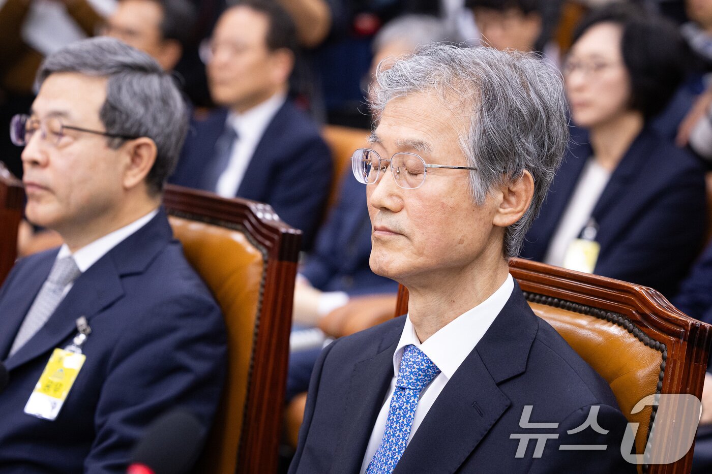 본문 이미지 - 조희대 대법원장이 지난해 10월13일 서울 여의도 국회에서 열린 법제사법위원회의 대법원 등에 대한 국정감사에 출석해 눈을 감고 있다. 2025.10.13 ⓒ 뉴스1 유승관 기자