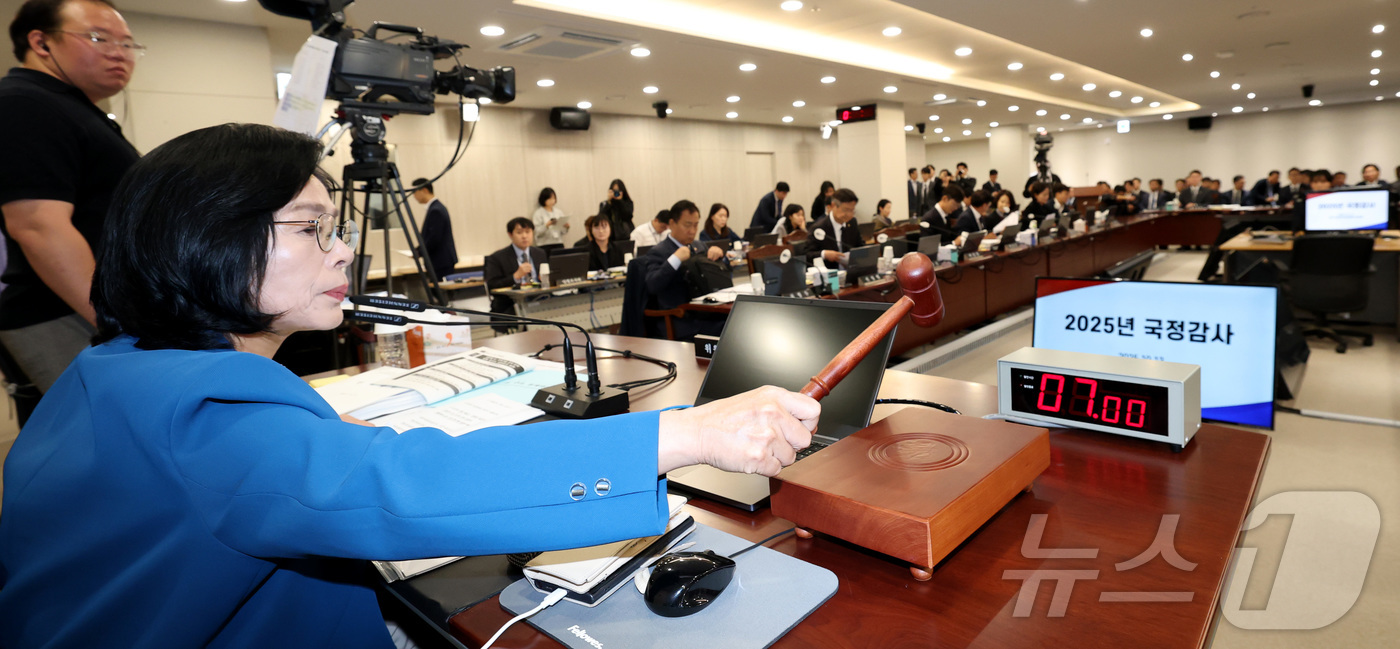 (세종=뉴스1) 김기남 기자 = 최민희국회 과학기술정보방송통신위원회 위원장이 13일 세종시 정부세종청사에서 열린 국회 과학기술정보방송통신위원회의 과학기술정보통신부에 대한 국정감사를 …