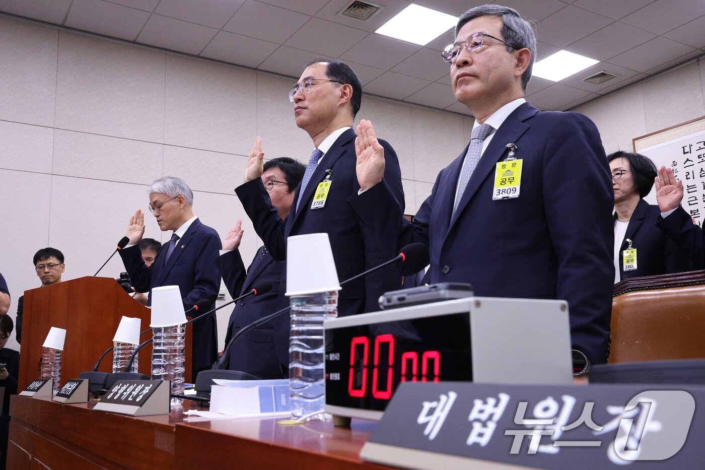 본문 이미지 - 천대엽 법원행정처장이 13일 서울 여의도 국회에서 열린 법제사법위원회의 대법원 등에 대한 국정감사에서 선서를 하는 가운데 조희대 대법원장의 자리가 비어 있다. 2025.10.13/뉴스1 ⓒ News1 신웅수 기자