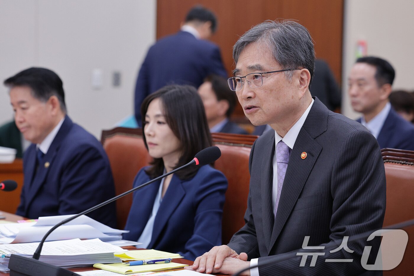 본문 이미지 - 조현 외교부 장관이 13일 서울 여의도 국회 외교통일위원회에서 열린 외교부 등에 대한 국정감사에서 의원 질의에 답변하고 있다. 2025.10.13/뉴스1 ⓒ News1 신웅수 기자