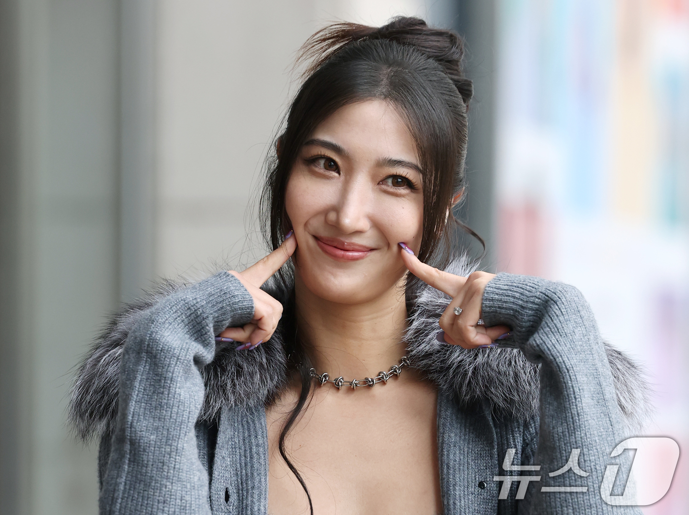 (서울=뉴스1) 권현진 기자 = 가수 겸 작곡가 이재가 라디오 '이은지의 가요광장' 출연을 위해 13일 오전 서울 영등포구 KBS 본관으로 들어서며 인사를 하고 있다.이재는 네플릭 …