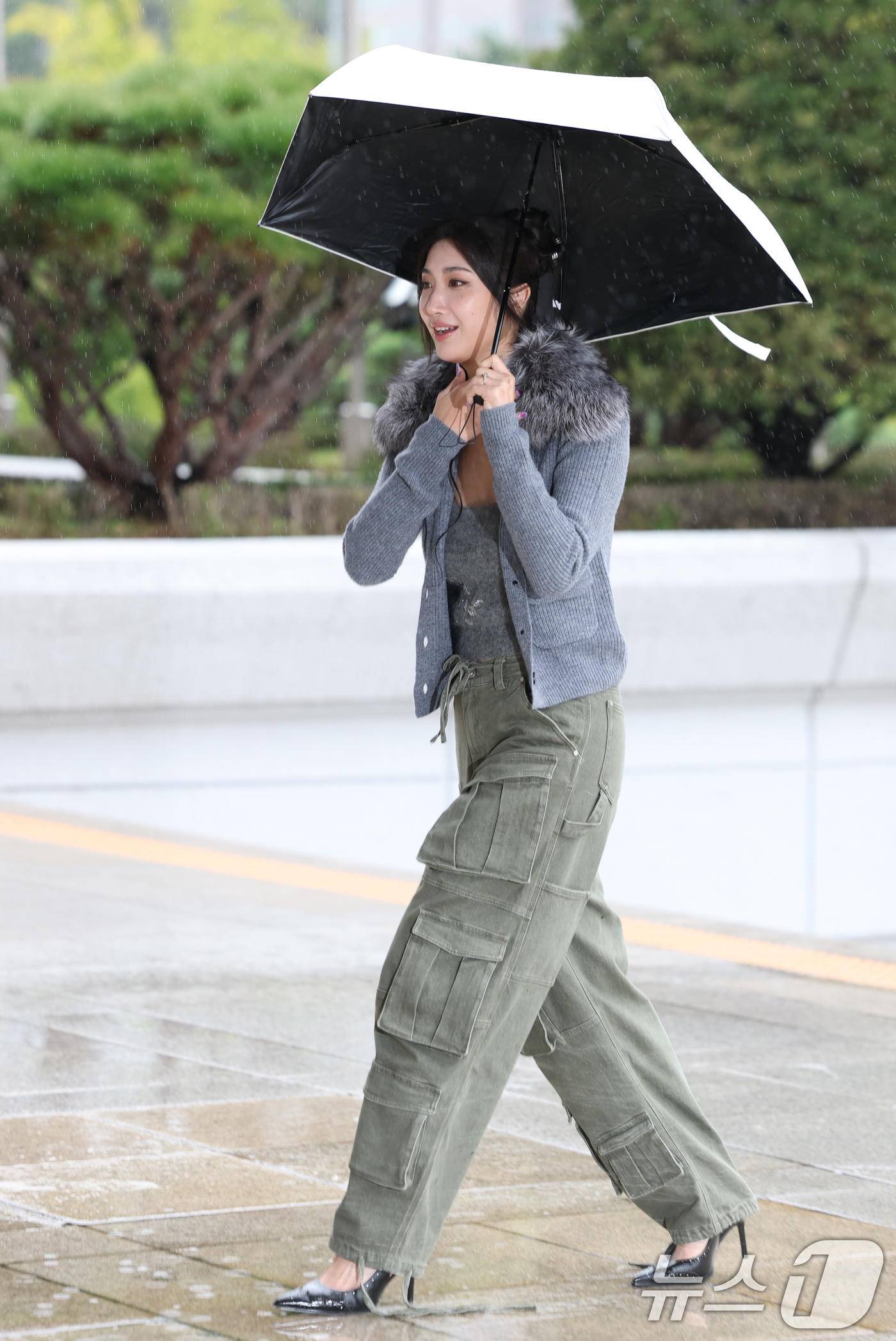 (서울=뉴스1) 권현진 기자 = 가수 겸 작곡가 이재가 라디오 '이은지의 가요광장' 출연을 위해 13일 오전 서울 영등포구 KBS 본관으로 들어서고 있다.이재는 네플릭스 애니메이션 …