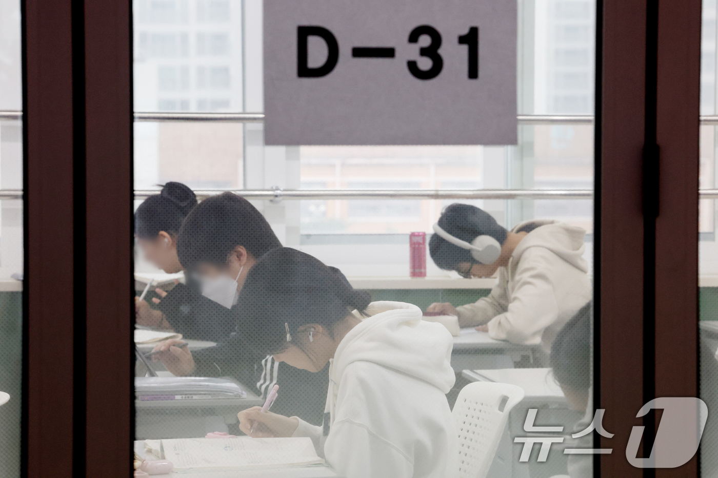 (수원=뉴스1) 김영운 기자 = 2026학년도 대학수학능력시험을 31일 앞둔 13일 경기 수원시 영통구 효원고등학교에서 3학년 학생들이 수능 준비에 매진하고 있다. 2025.10. …