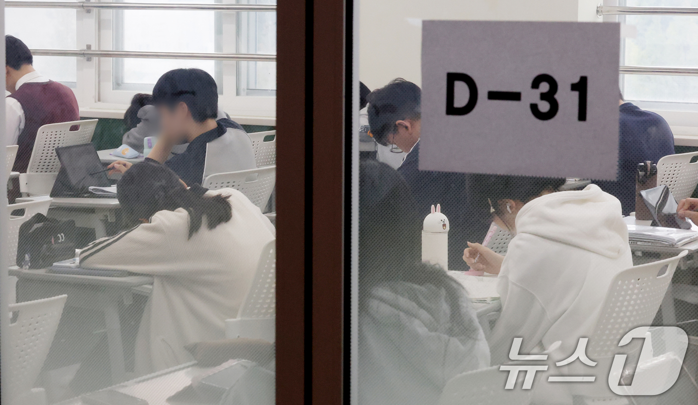 (수원=뉴스1) 김영운 기자 = 2026학년도 대학수학능력시험을 31일 앞둔 13일 경기 수원시 영통구 효원고등학교에서 3학년 학생들이 수능 준비에 매진하고 있다. 2025.10. …