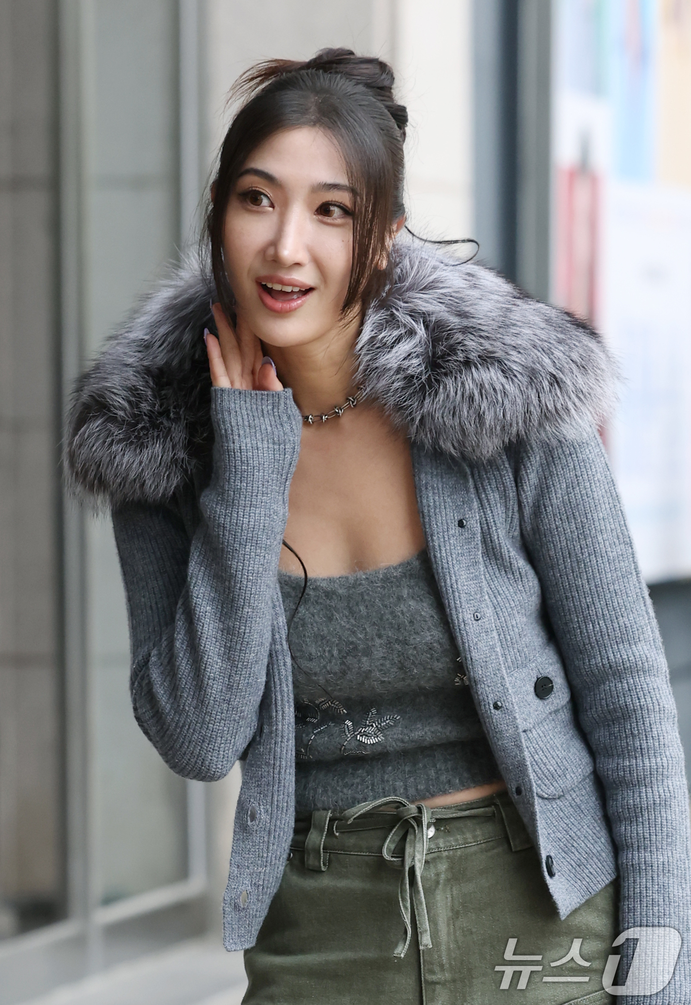 (서울=뉴스1) 권현진 기자 = 가수 겸 작곡가 이재가 라디오 '이은지의 가요광장' 출연을 위해 13일 오전 서울 영등포구 KBS 본관으로 들어서며 인사를 하고 있다.이재는 네플릭 …