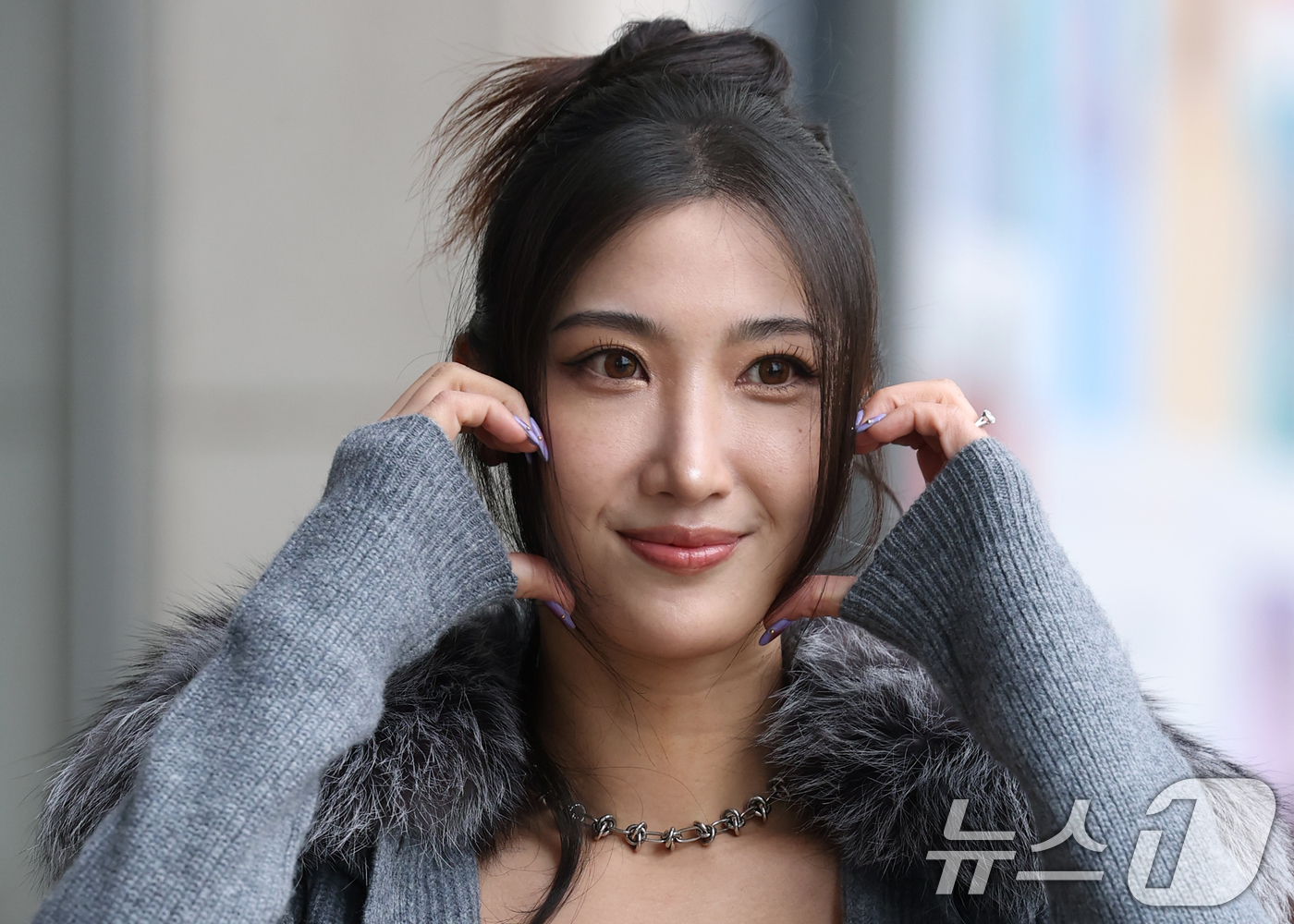 (서울=뉴스1) 권현진 기자 = 가수 겸 작곡가 이재가 라디오 '이은지의 가요광장' 출연을 위해 13일 오전 서울 영등포구 KBS 본관으로 들어서며 인사를 하고 있다.이재는 네플릭 …