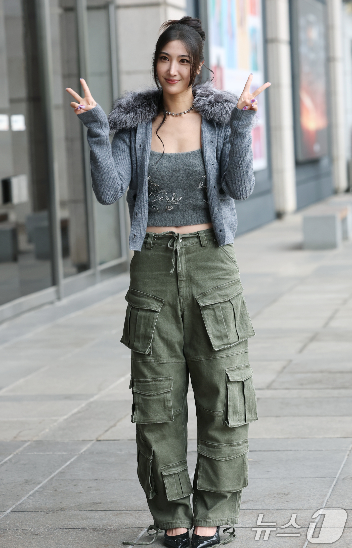 (서울=뉴스1) 권현진 기자 = 가수 겸 작곡가 이재가 라디오 '이은지의 가요광장' 출연을 위해 13일 오전 서울 영등포구 KBS 본관으로 들어서며 인사를 하고 있다.이재는 네플릭 …