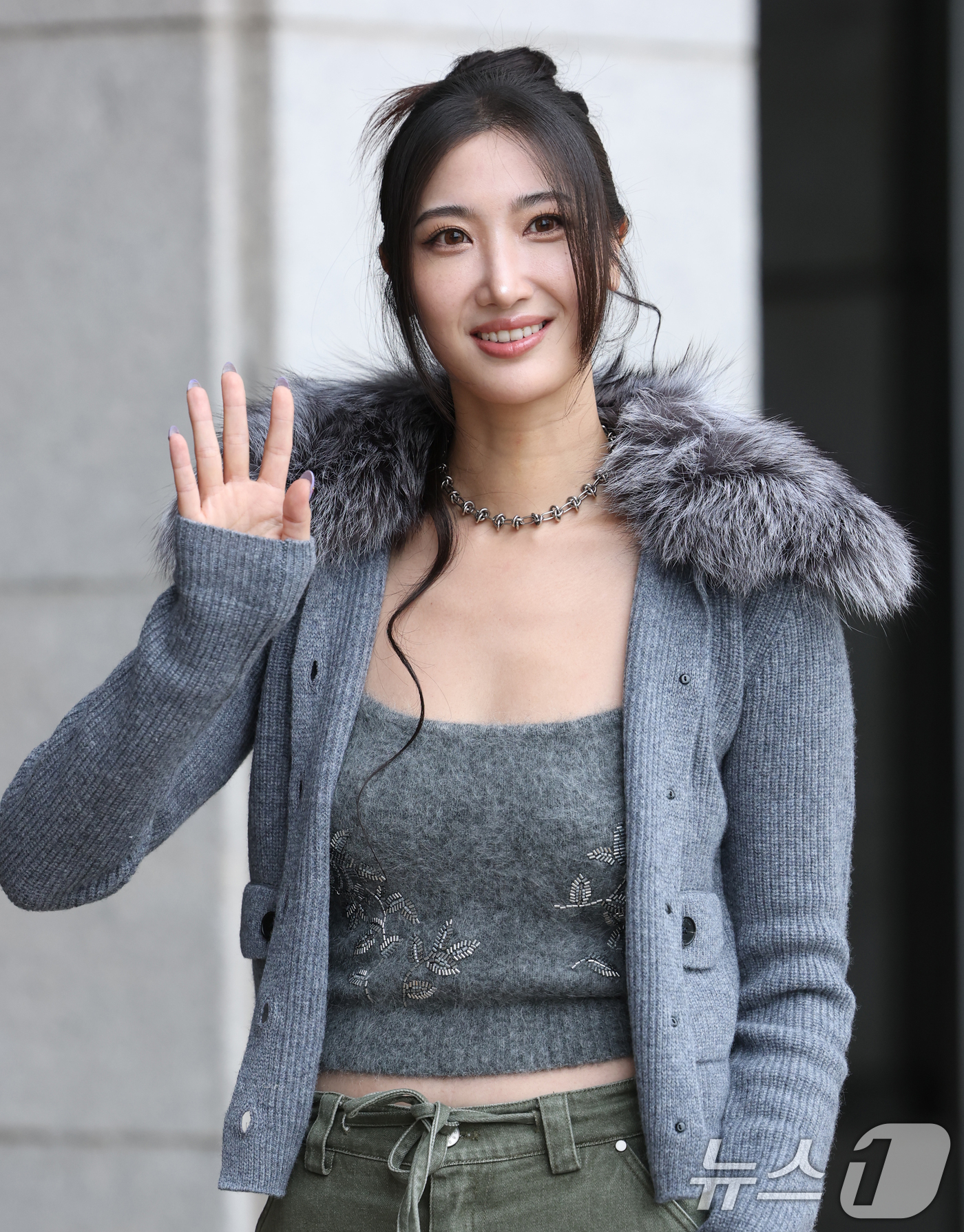 (서울=뉴스1) 권현진 기자 = 가수 겸 작곡가 이재가 라디오 '이은지의 가요광장' 출연을 위해 13일 오전 서울 영등포구 KBS 본관으로 들어서며 인사를 하고 있다.이재는 네플릭 …