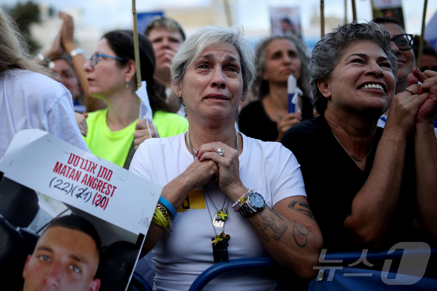 (텔아비브 로이터=뉴스1) 윤다정 기자 = 13일(현지시간) 이스라엘 텔아비브의 '인질 광장'에서 시민들이 인질 석방을 기다리는 가운데 한 여성이 눈물을 글썽이고 있다. 2025. …