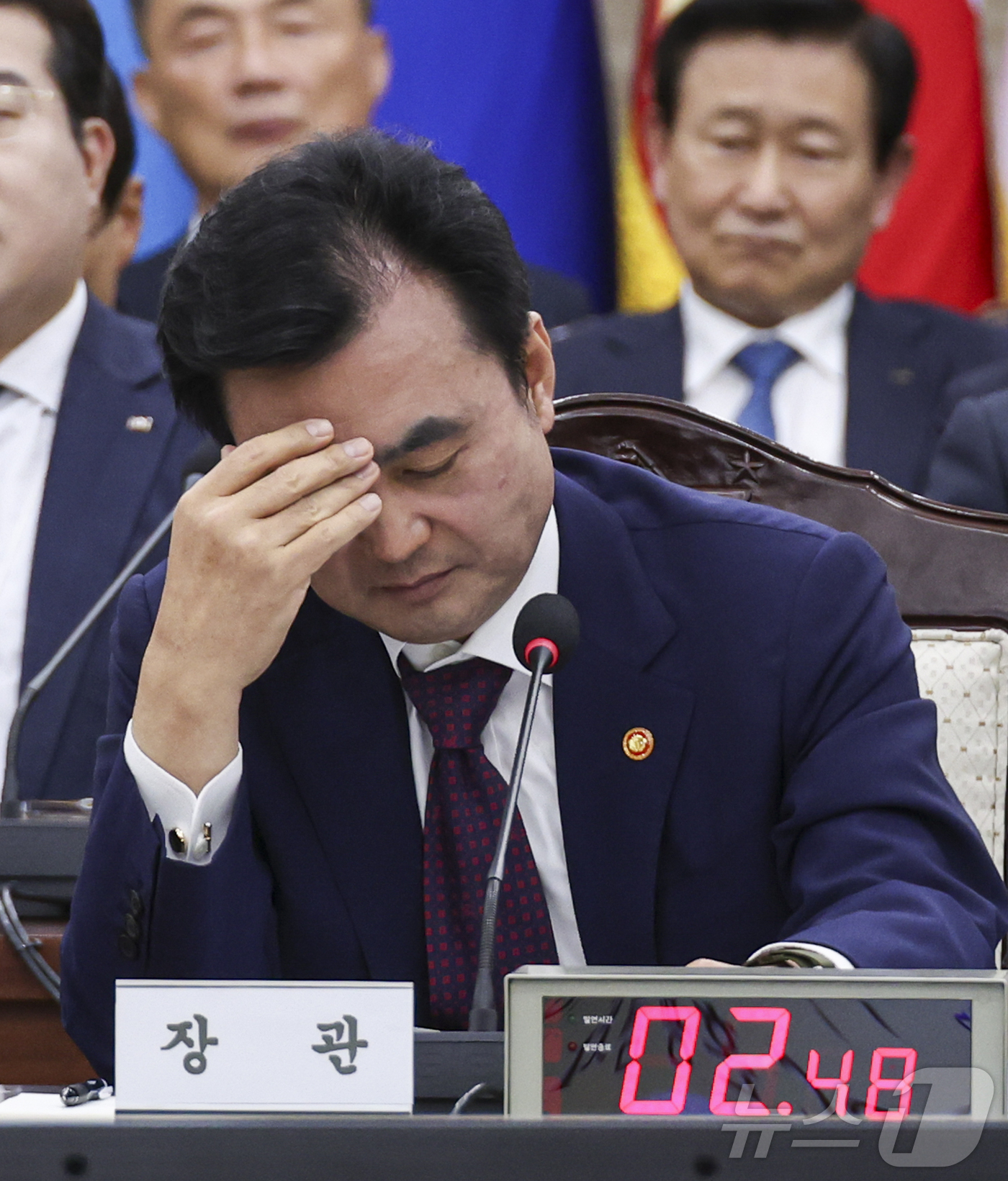 (서울=뉴스1) 국회사진기자단 = 이재명 정부 첫 국정감사가 시작된 13일 오전 서울 용산구 국방부 청사에서 열린 2025 국방부 국정감사에서 안규백 국방부 장관이 머리를 매만지고 …