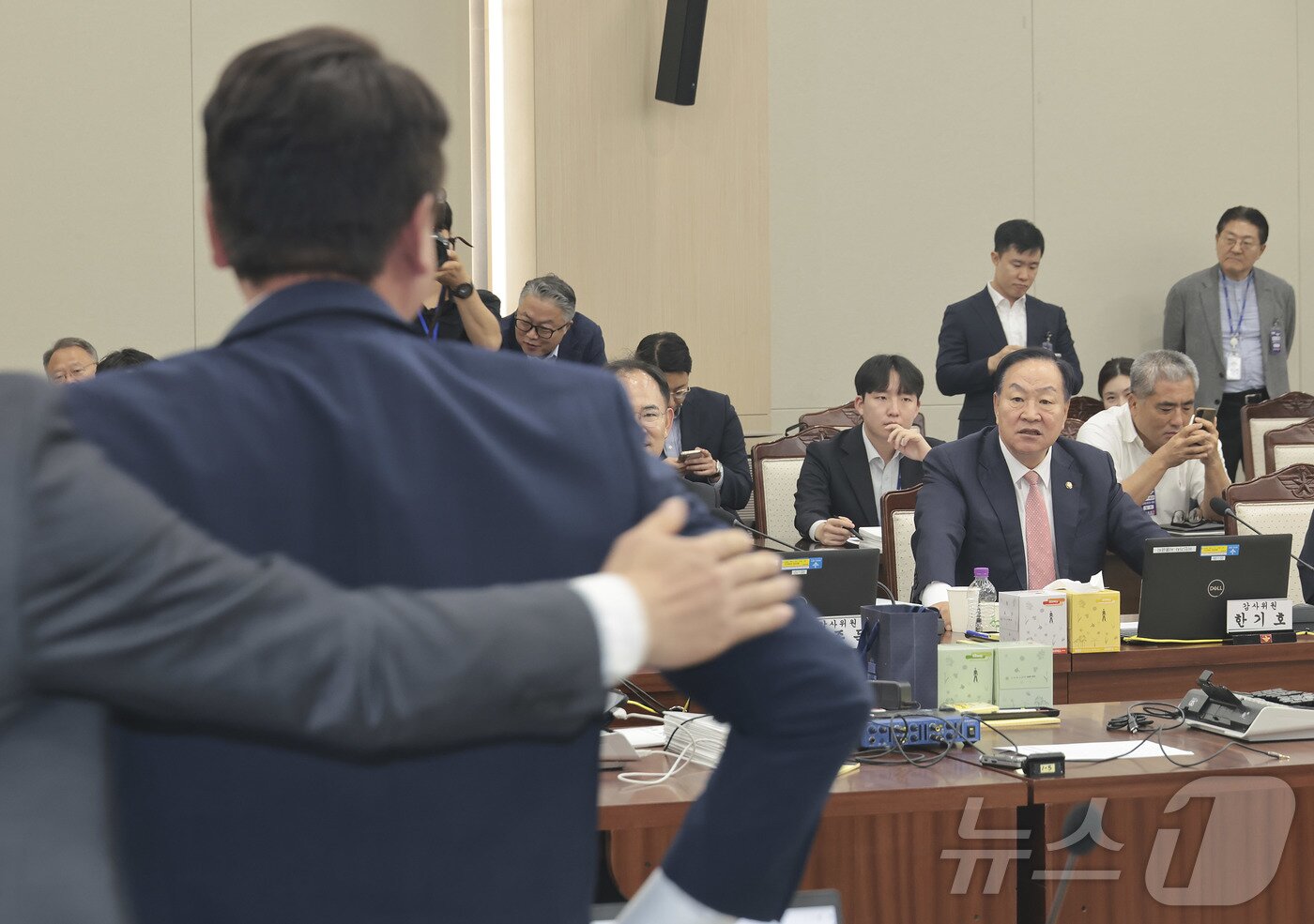 본문 이미지 - 2025 국정감사 첫날인 13일 서울 용산구 국방부 청사에서 열린 국방위원회의 국방부 등에 대한 국정감사에서 부승찬 더불어민주당 의원&#40;왼쪽&#41;과 한기호 국민의힘 의원이 언쟁을 하고 있다. 2025.10.13/뉴스1 ⓒ News1 국회사진기자단