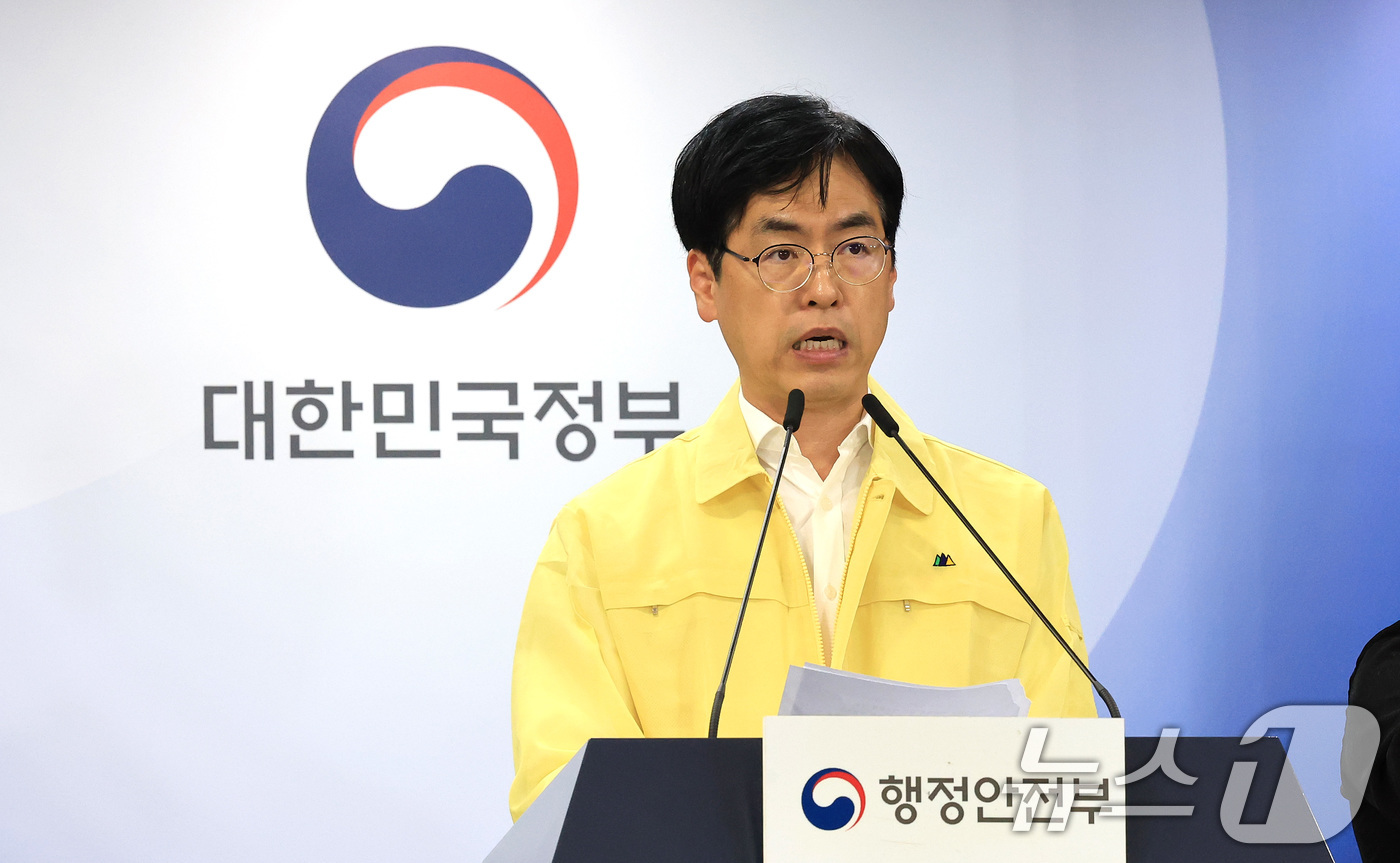 (서울=뉴스1) 임세영 기자 = 김민재 행정안전부 차관이 13일 서울 종로구 정부서울청사에서 국가정보자원관리원 행정정보시스템 화재 관련 중앙재난안전대책본부 브리핑을 하고 있다. 2 …