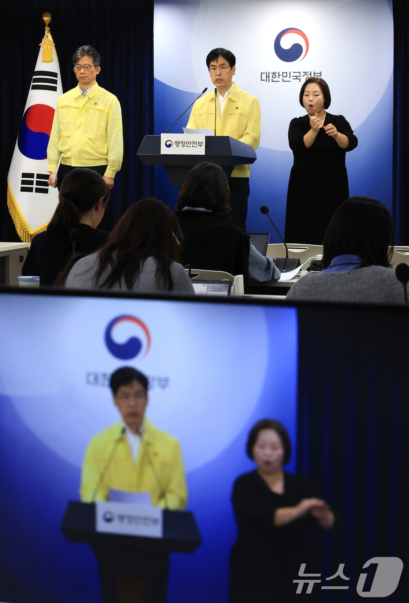 (서울=뉴스1) 임세영 기자 = 김민재 행정안전부 차관이 13일 서울 종로구 정부서울청사에서 국가정보자원관리원 행정정보시스템 화재 관련 중앙재난안전대책본부 브리핑을 하고 있다. 2 …