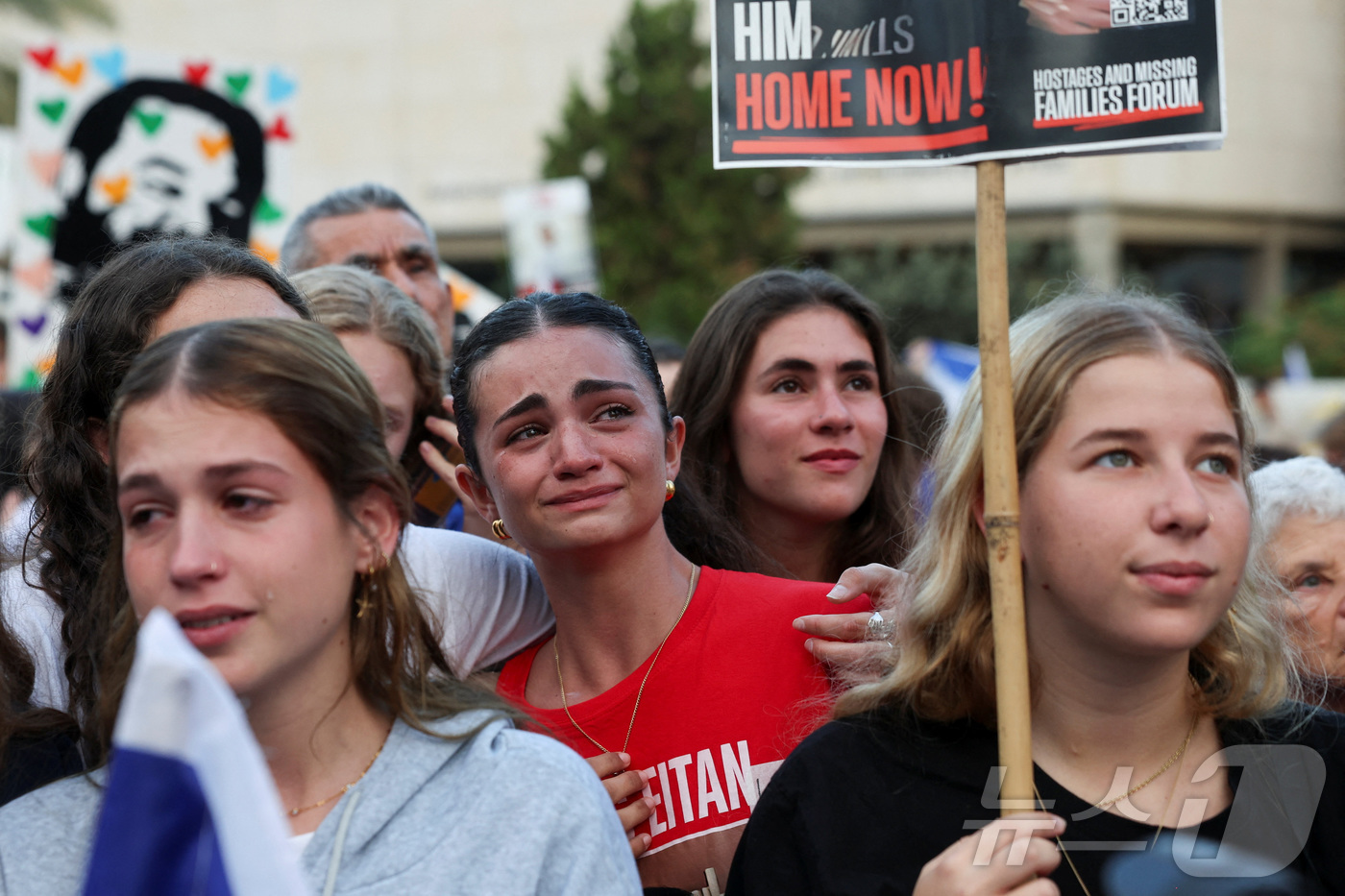 (텔아비브 로이터=뉴스1) 김경민 기자 = 가자지구에 억류되어 있는 이스라엘 인질의 송환을 기다리기 위해 13일(현지시간) 텔아비브 인질광장에 모인 사람들. 2025.10.13ⓒ …