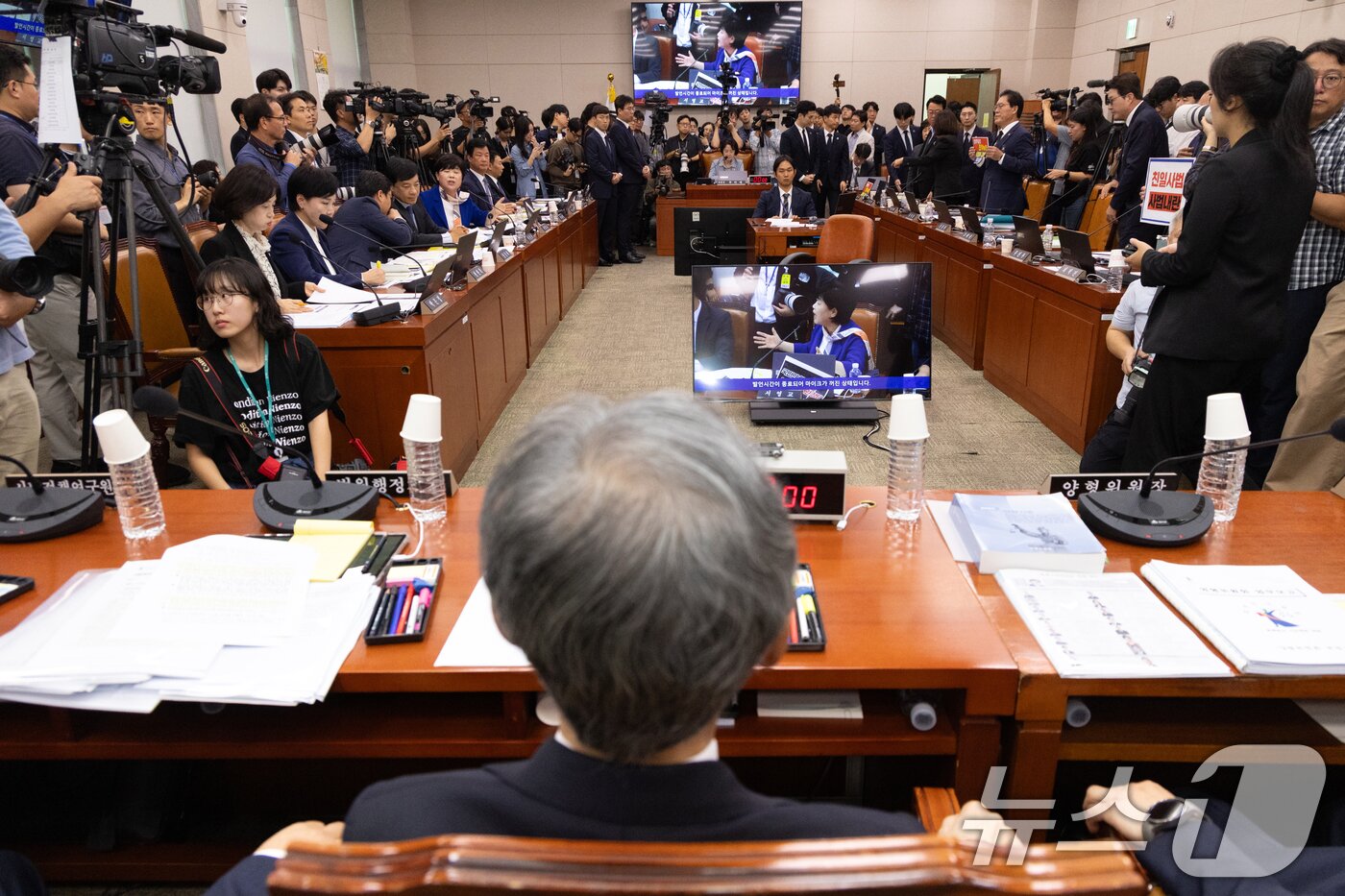 본문 이미지 - 13일 서울 여의도 국회에서 열린 법제사법위원회의 대법원 등에 대한 국정감사에서 조희대 대법원장 이석과 관련해 국민의힘 위원들이 위원장석에서 항의하고 있다. 2025.10.13/뉴스1 ⓒ News1 이승배 기자