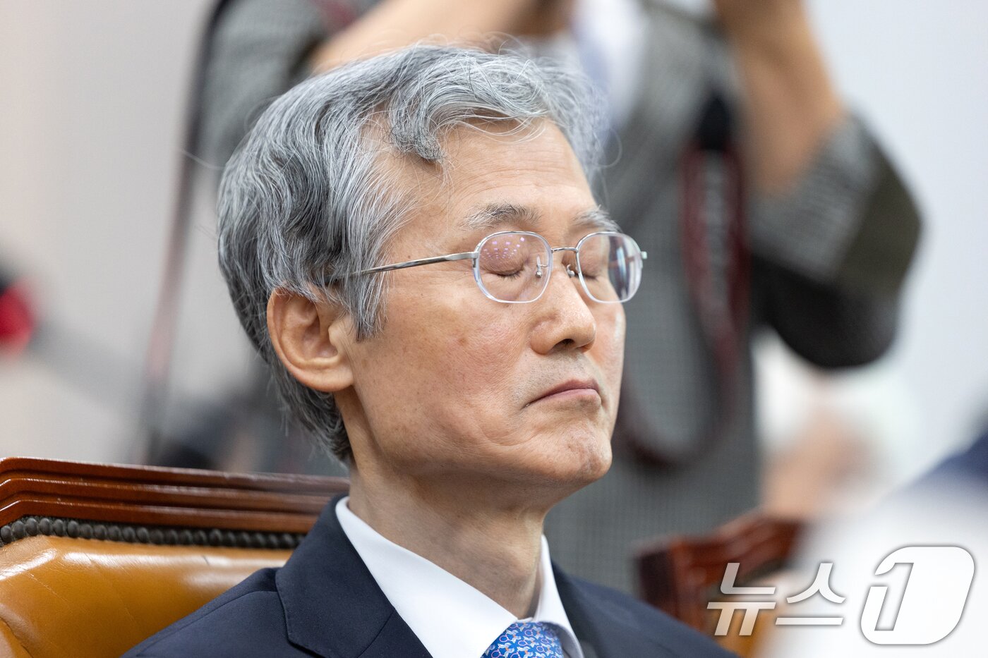 본문 이미지 - 조희대 대법원장이 13일 서울 여의도 국회에서 열린 법제사법위원회의 대법원 등에 대한 국정감사에 출석해 생각에 잠겨있다. 2025.10.13/뉴스1 ⓒ News1 이승배 기자