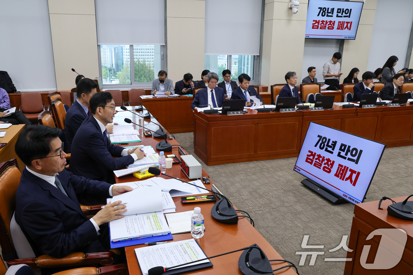 (서울=뉴스1) 안은나 기자 = 윤창렬 국무조정실장이 13일 서울 여의도 국회에서 열린 정무위원회 국정감사에 출석해 김재섭 국민의힘 의원 질의에 답하고 있다. 2025.10.13/ …