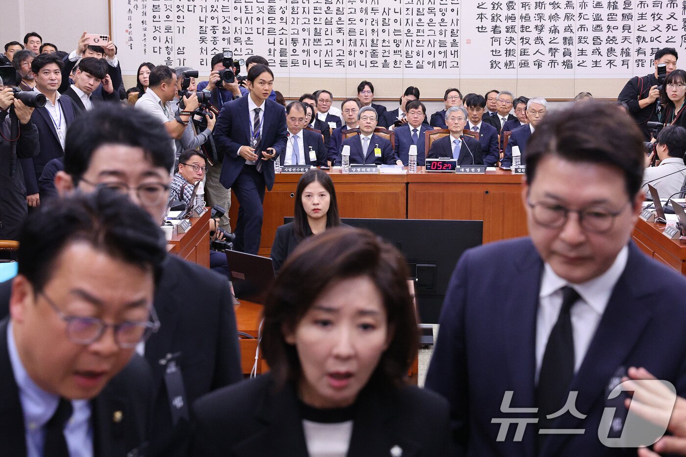 본문 이미지 - 나경원 의원을 비롯한 국민의힘 법사위원들이 13일 서울 여의도 국회에서 열린 법제사법위원회의 대법원 등에 대한 국정감사에서 추미애 위원장에게 항의하는 가운데 조희대 대법원장이 자리하고 있다. 2025.10.13/뉴스1 ⓒ News1 신웅수 기자