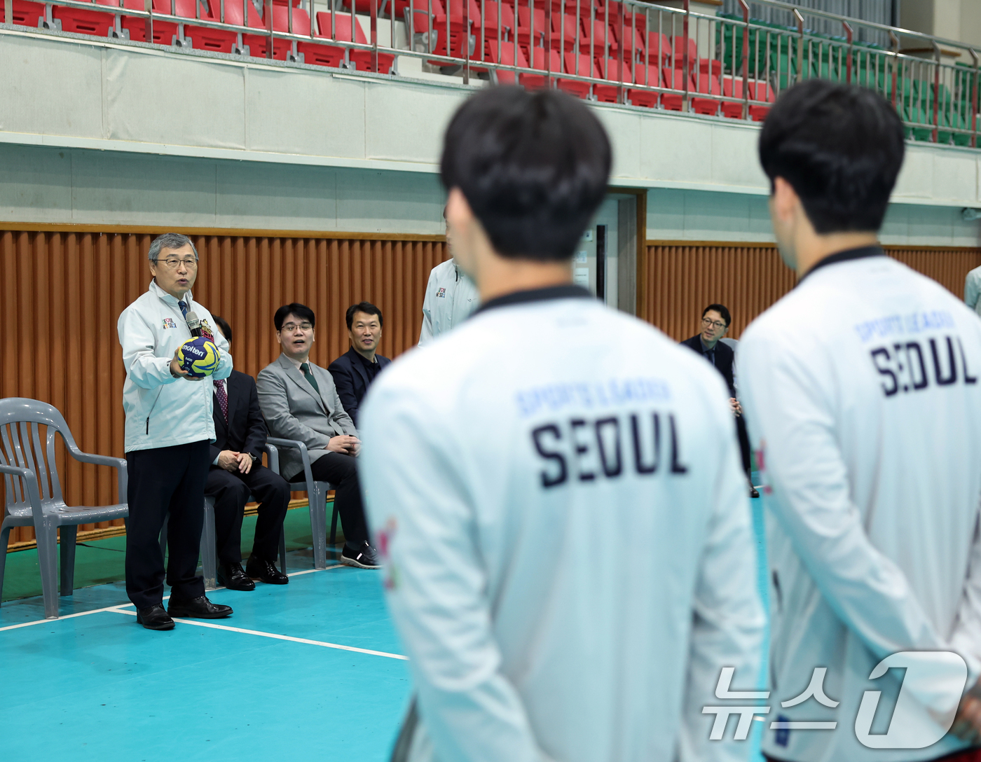 (서울=뉴스1) = 정근식 서울시교육감이 13일 서울 성북구 고려대학교사범부속고등학교를 방문해 제106회 전국체육대회 남고부 핸드볼 경기에 출전하는 고대부고 핸드볼팀을 격려하고 있 …