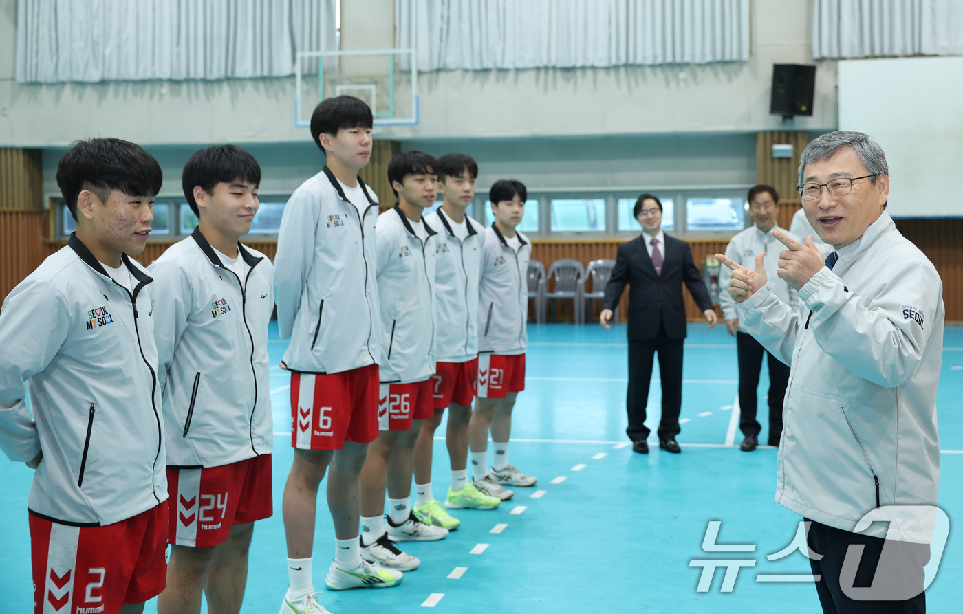 (서울=뉴스1) = 정근식 서울시교육감이 13일 서울 성북구 고려대학교사범부속고등학교를 방문해 제106회 전국체육대회 남고부 핸드볼 경기에 출전하는 고대부고 핸드볼팀을 격려하고 있 …