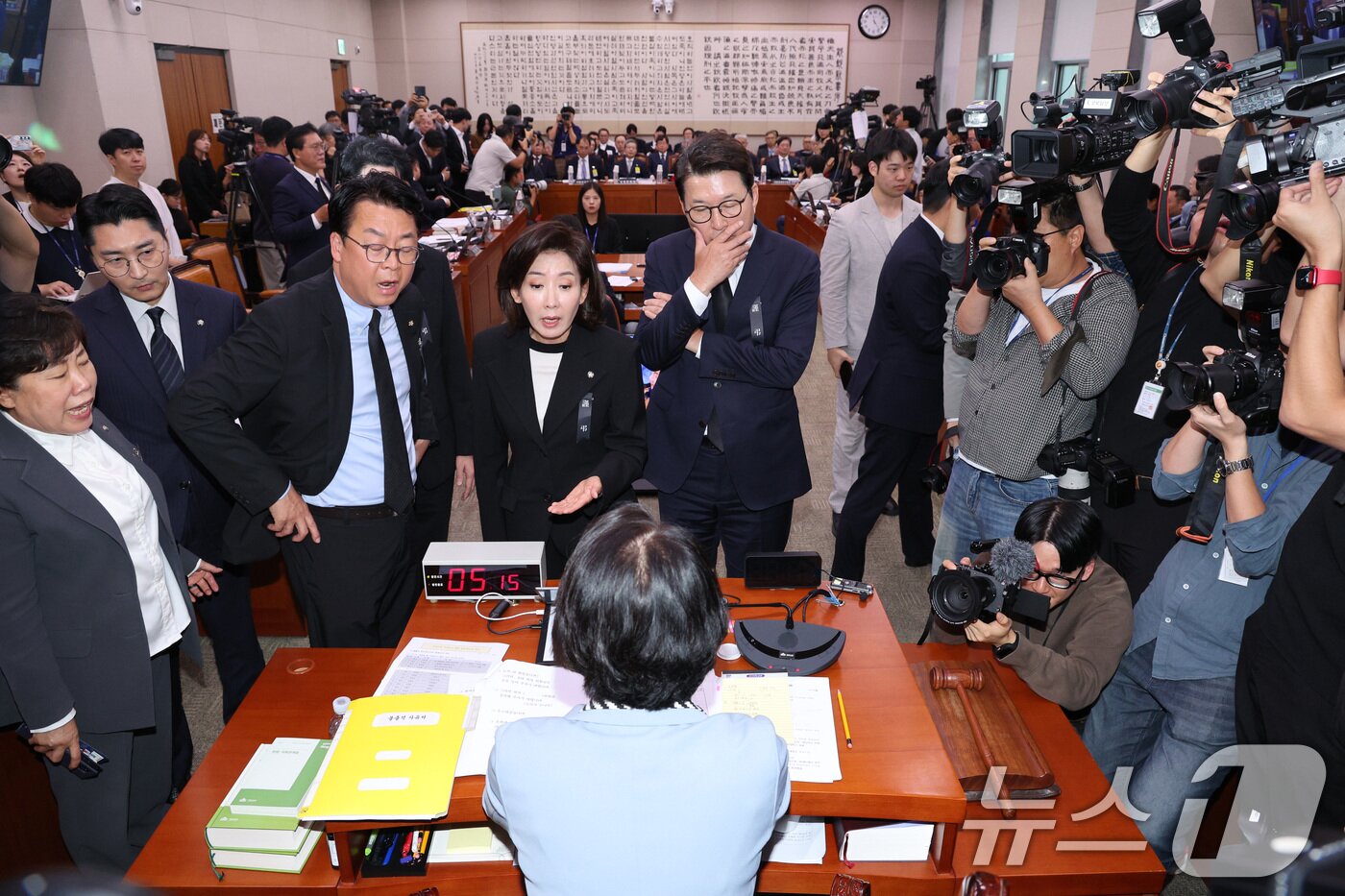 본문 이미지 - 나경원 의원을 비롯한 국민의힘 법사위원들이 13일 서울 여의도 국회에서 열린 법제사법위원회의 대법원 등에 대한 국정감사에서 조희대 대법원장 이석과 관련해 추미애 위원장에게 항의하고 있다. 2025.10.13/뉴스1 ⓒ News1 신웅수 기자