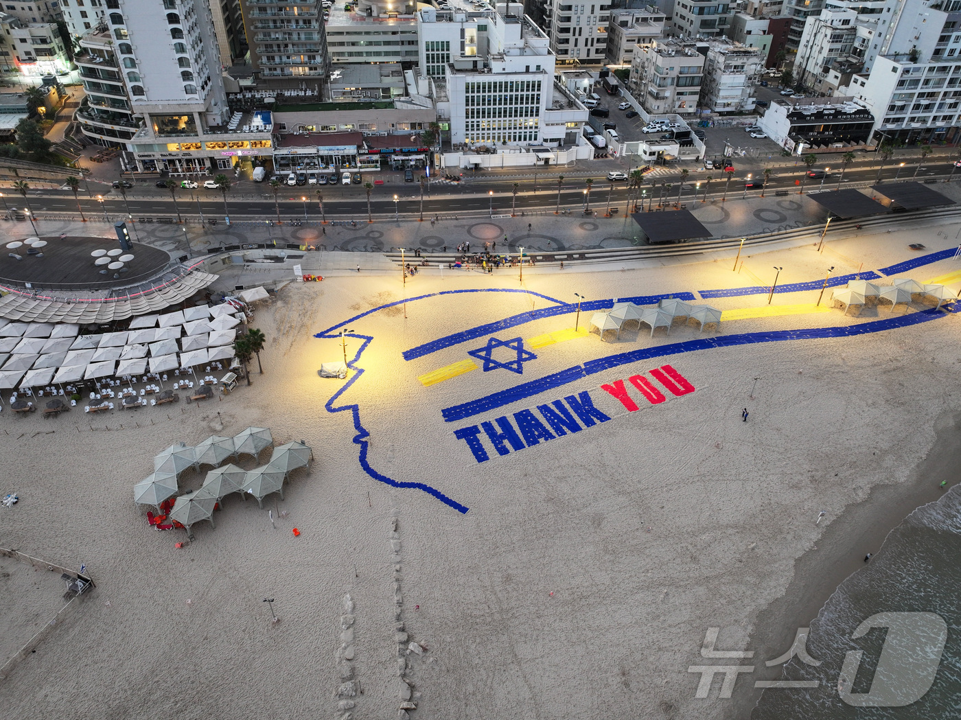 (텔아비브 로이터=뉴스1) 김경민 기자 = 이스라엘과 하마스 간 휴전 협정을 중재한 도널드 트럼프 대통령이 13일(현지시간) 이스라엘을 방문하는 가운데 트럼프 대통령을 묘사한 그림 …