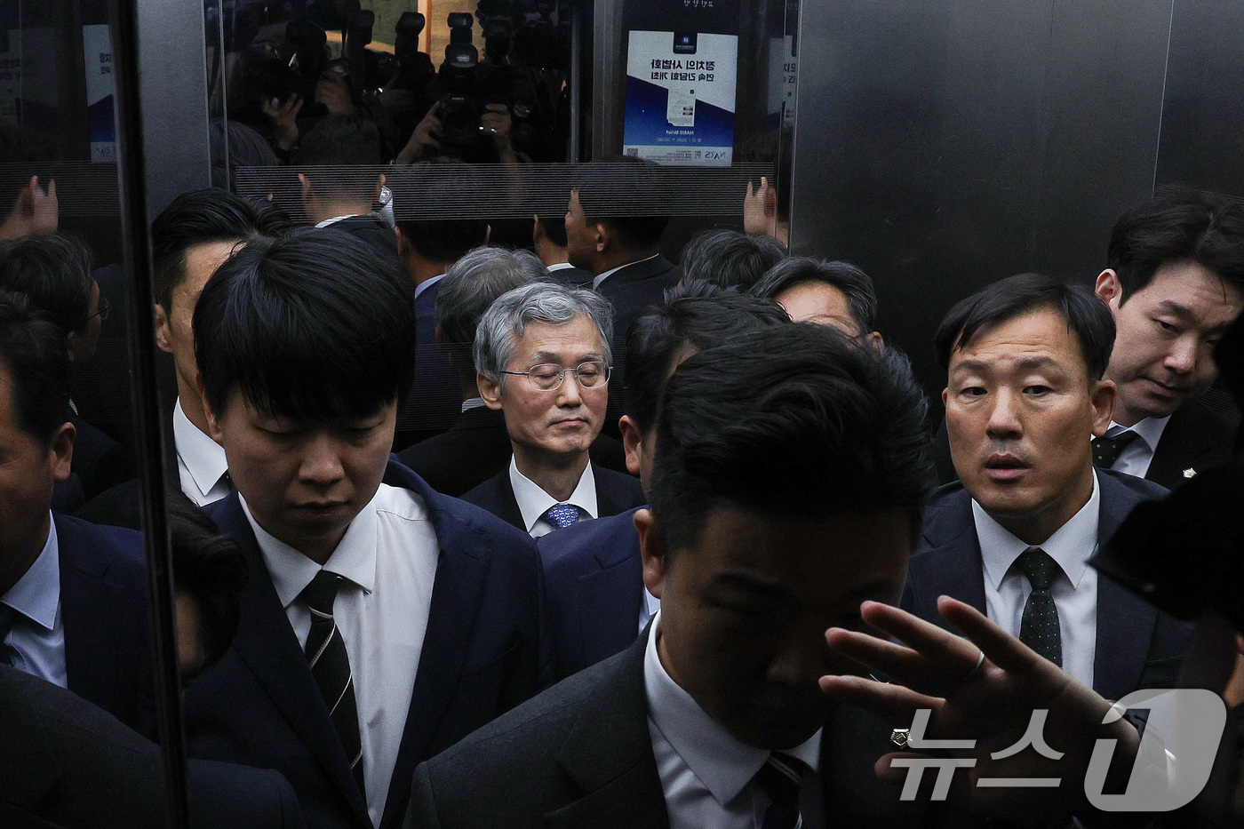 (서울=뉴스1) 신웅수 기자 = 조희대 대법원장이 13일 서울 여의도 국회에서 열린 법제사법위원회의 대법원 등에 대한 국정감사가 정회되자 회의실을 나서고 있다. 2025.10.13 …