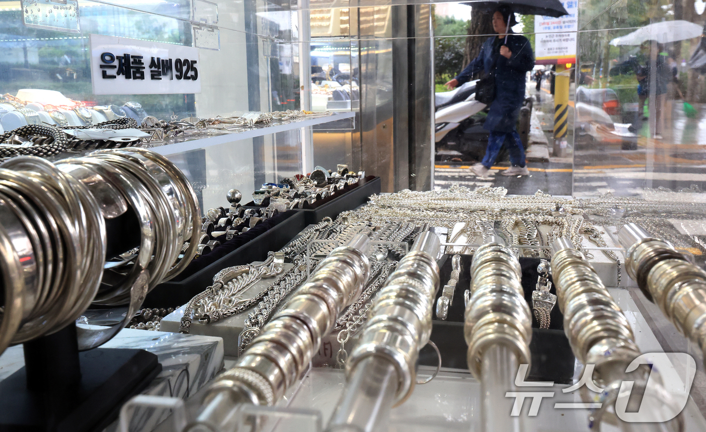 (서울=뉴스1) 이호윤 기자 = 국제 금값과 은값이 연일 사상 최고치를 갱신하고 있는 13일 서울 종로구 한 금은방에 은 제품들이 진열돼 있다. 올해 들어 금 가격은 54%, 은은 …
