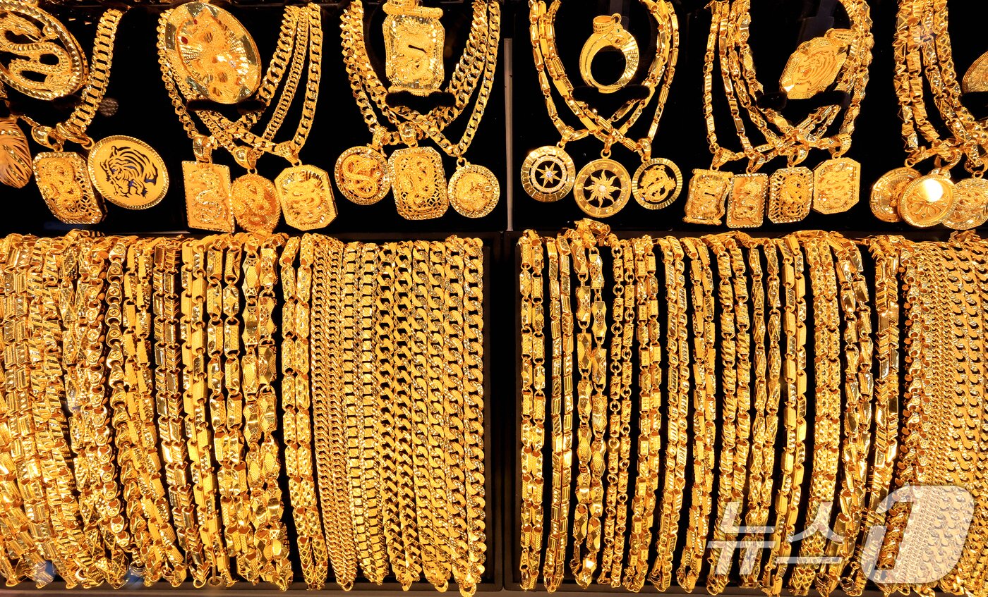 본문 이미지 -  서울 종로구 한 금은방에 금 제품들이 진열 있는 모습.  2025.10.13/뉴스1 DB ⓒ News1 이호윤 기자