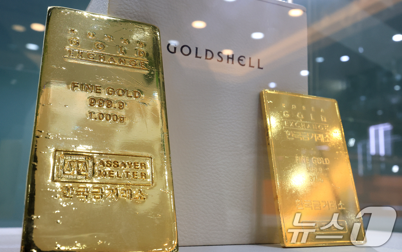 (서울=뉴스1) 이호윤 기자 = 국제 금값과 은값이 연일 사상 최고치를 갱신하고 있는 13일 서울 종로구 한국금거래소에 골드바가 진열돼 있다. 올해 들어 금 가격은 54%, 은은 …