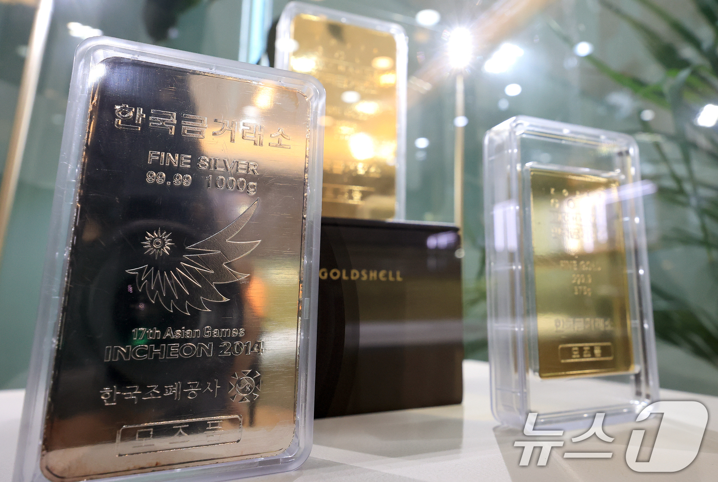 (서울=뉴스1) 이호윤 기자 = 국제 금값과 은값이 연일 사상 최고치를 갱신하고 있는 13일 서울 종로구 한국금거래소에 실버바와 골드바가 진열돼 있다. 올해 들어 금 가격은 54% …