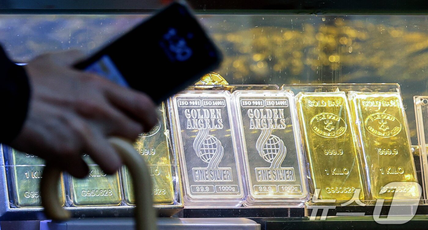 본문 이미지 -   서울 종로구 한 금은방에 금과 은 제품들이 진열돼 있는 모습. 2025.10.13/뉴스1 DB ⓒ News1 이호윤 기자