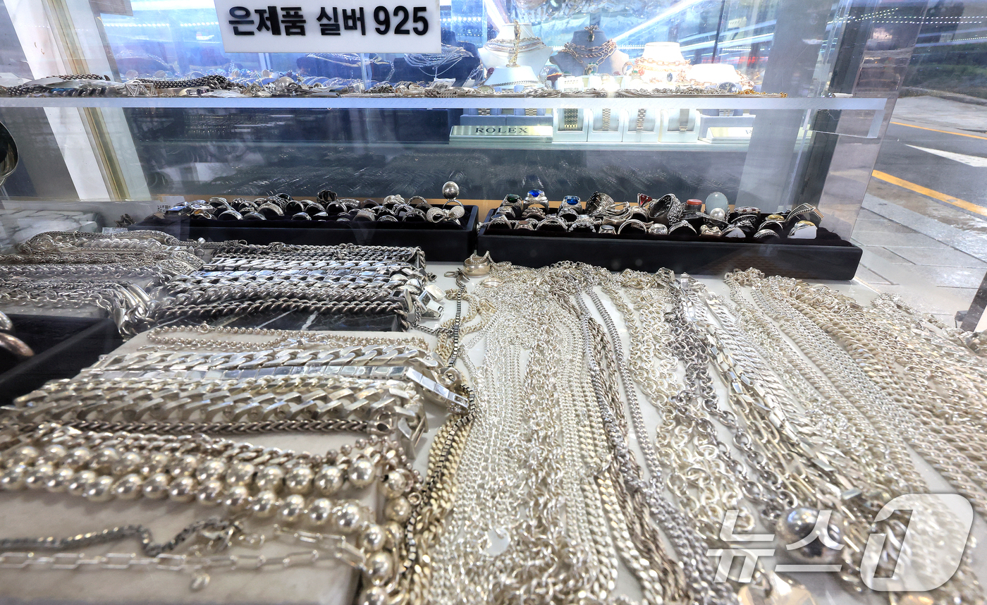 (서울=뉴스1) 이호윤 기자 = 국제 금값과 은값이 연일 사상 최고치를 갱신하고 있는 13일 서울 종로구 한 금은방에 은 제품이 진열돼 있다. 올해 들어 금 가격은 54%, 은은 …