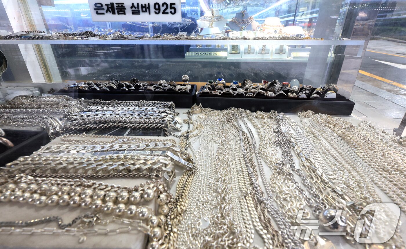 본문 이미지 -  서울 종로구 한 금은방에 은 제품이 진열돼  있는 모습. 2025.10.13/뉴스1 DB ⓒ News1 이호윤 기자