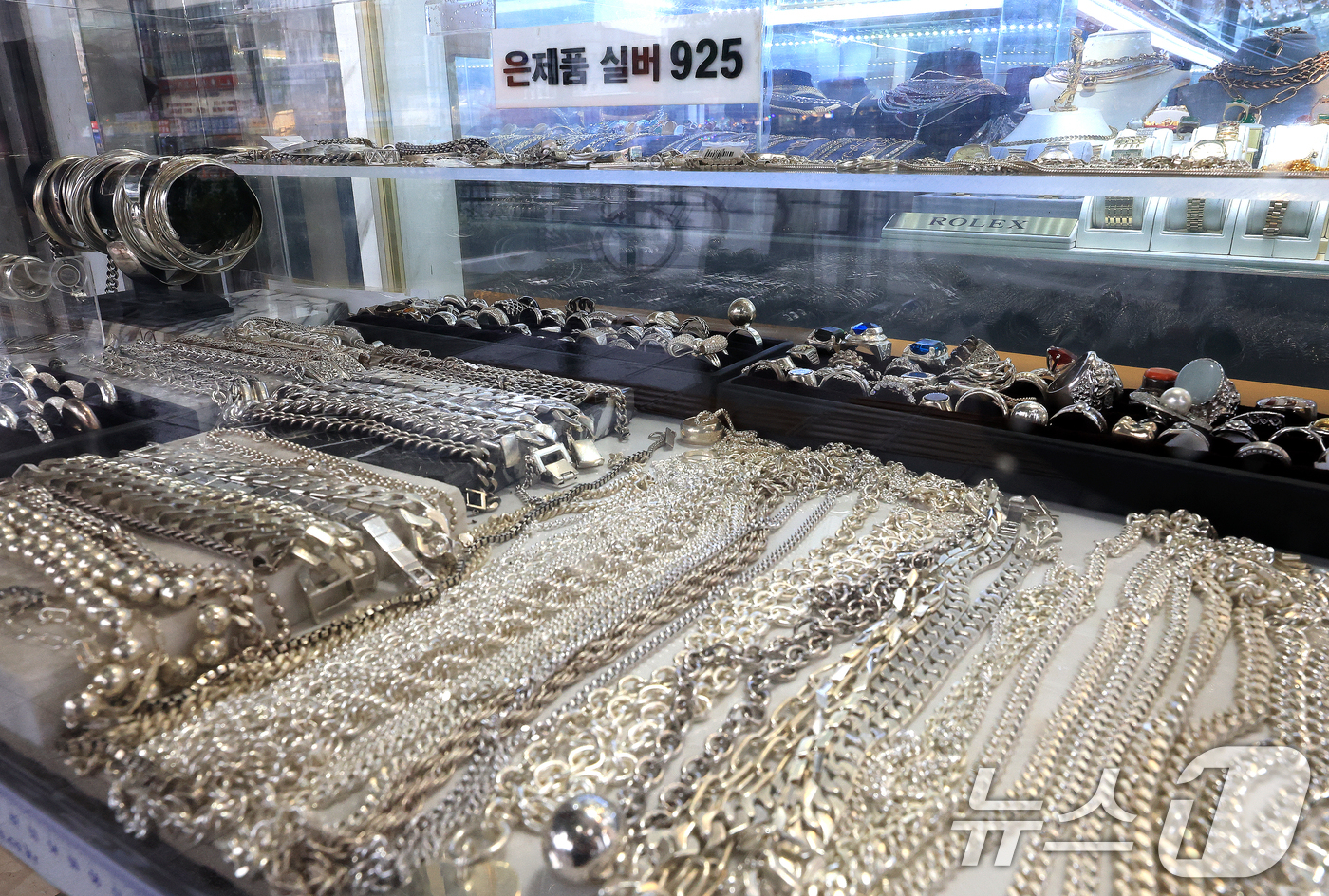 (서울=뉴스1) 이호윤 기자 = 국제 금값과 은값이 연일 사상 최고치를 갱신하고 있는 13일 서울 종로구 한 금은방에 은 제품이 진열돼 있다. 올해 들어 금 가격은 54%, 은은 …