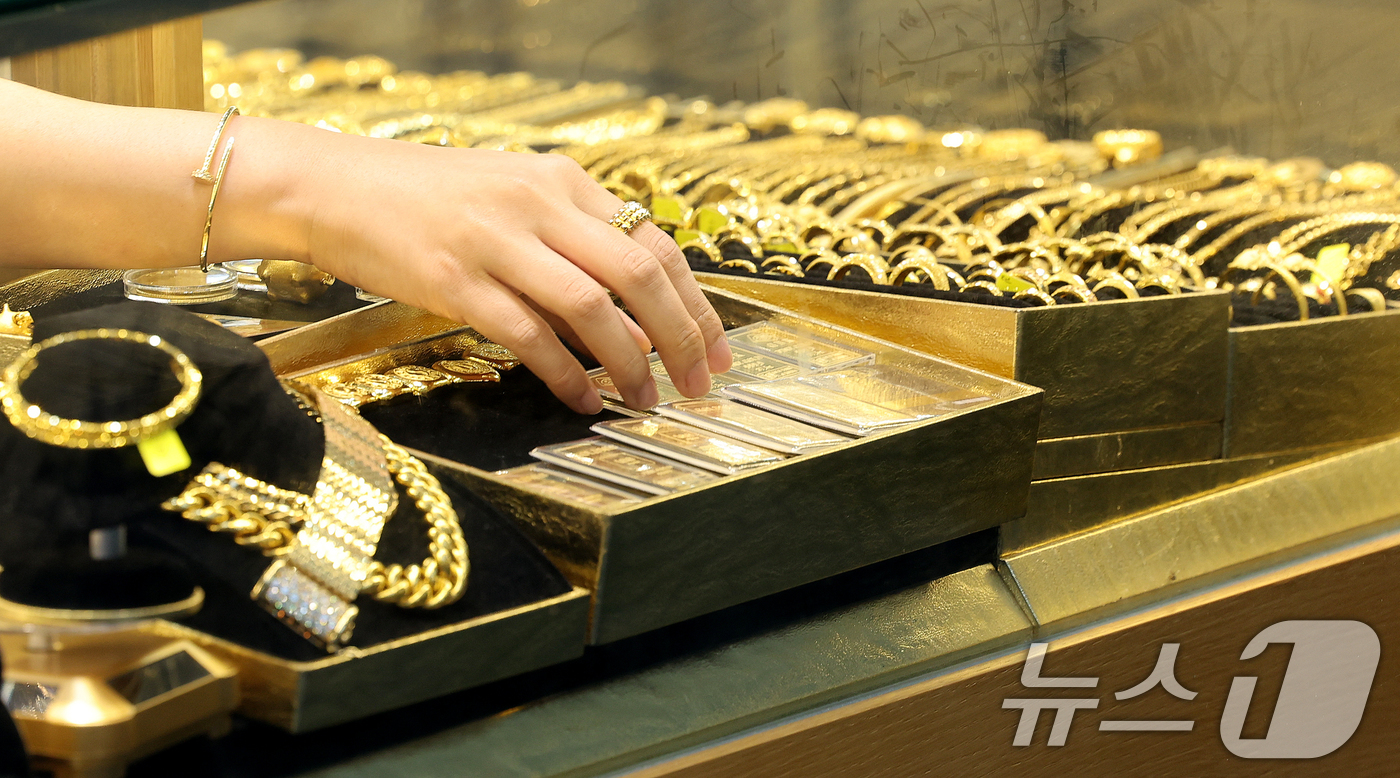 (서울=뉴스1) 이호윤 기자 = 국제 금값과 은값이 연일 사상 최고치를 갱신하고 있는 13일 서울 종로구 한 금은방에 금 제품들이 진열돼 있다. 올해 들어 금 가격은 54%, 은은 …