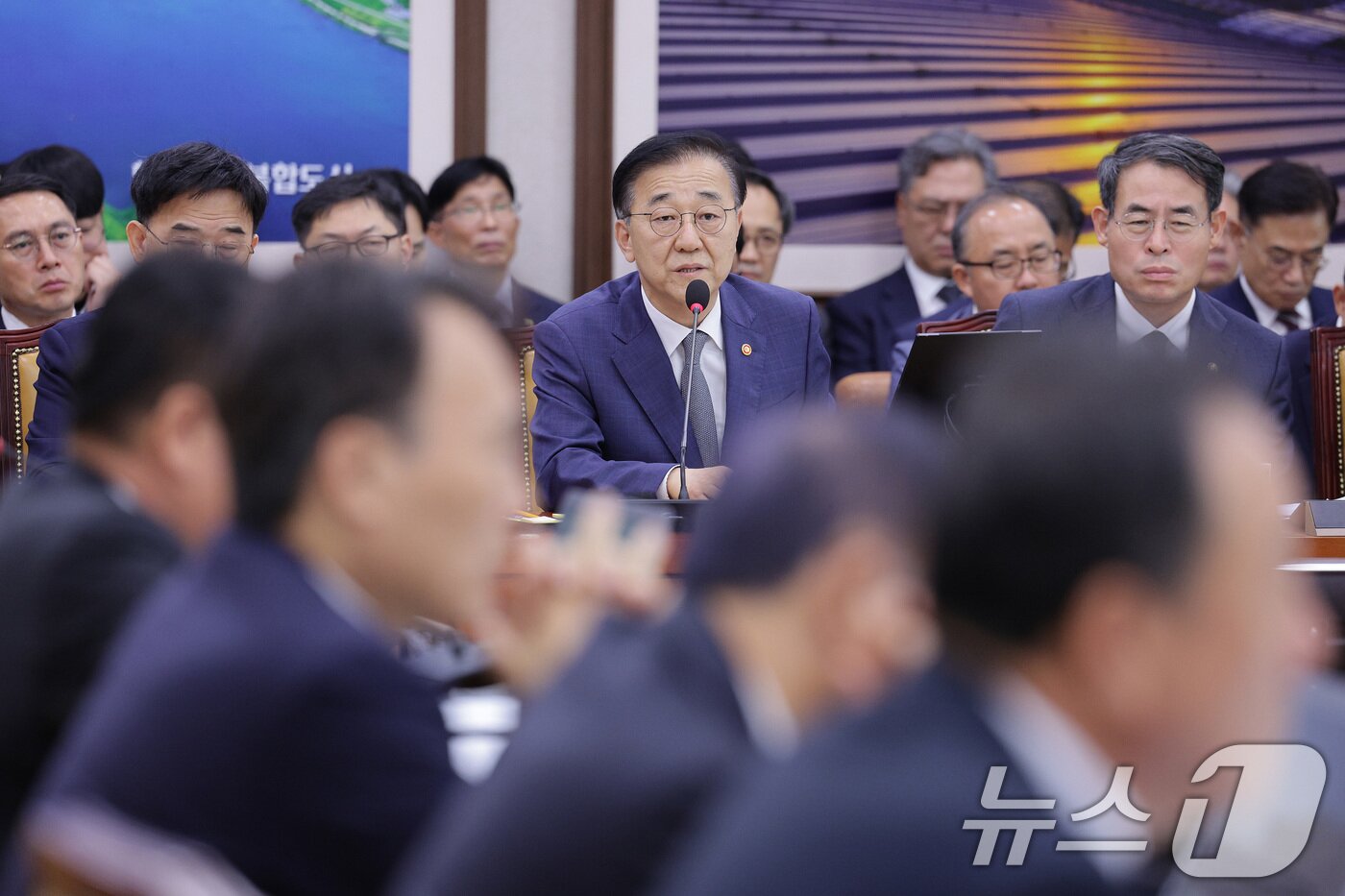 본문 이미지 - 김윤덕 국토교통부 장관이 13일 서울 여의도 국회 국토교통위원회에서 열린 국토교통부 등에 대한 국정감사에서 의원 질의에 답변하고 있다. 2025.10.13/뉴스1 ⓒ News1 신웅수 기자