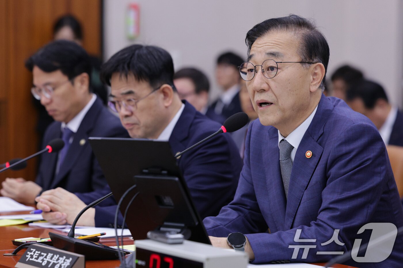 본문 이미지 - 김윤덕 국토교통부 장관이 13일 서울 여의도 국회 국토교통위원회에서 열린 국토교통부 등에 대한 국정감사에서 의원 질의에 답변하고 있다. 2025.10.13/뉴스1 ⓒ News1 신웅수 기자