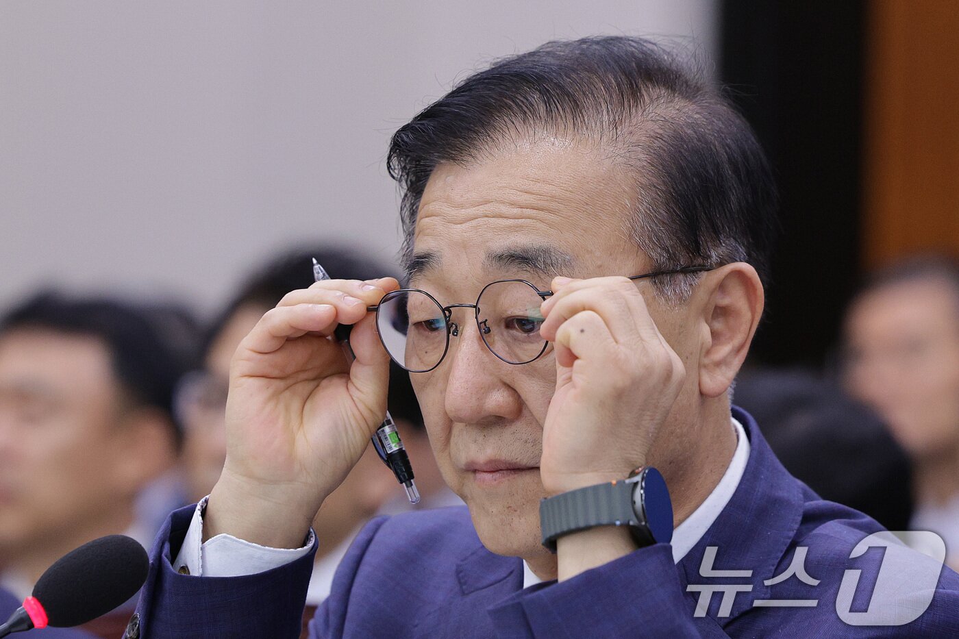 본문 이미지 - 김윤덕 국토교통부 장관이 13일 서울 여의도 국회 국토교통위원회에서 열린 국토교통부 등에 대한 국정감사에서 안경을 고쳐쓰고 있다. 2025.10.13/뉴스1 ⓒ News1 신웅수 기자