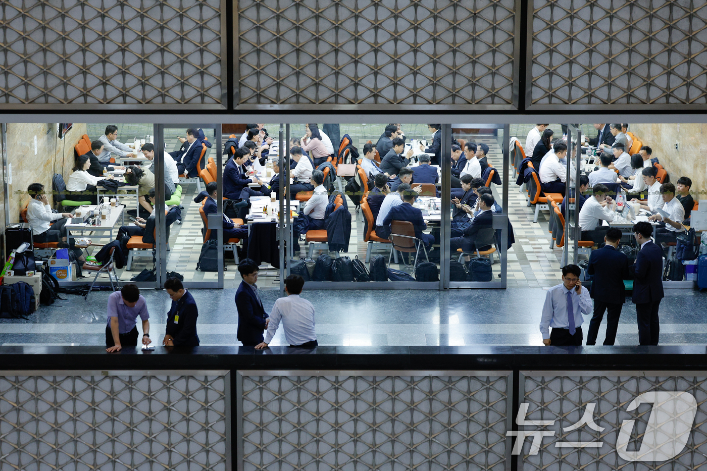 (서울=뉴스1) 안은나 기자 = 이재명 정부 첫 국정감사가 시작된 13일 서울 여의도 국회에서 상임위원회 별 소관기관 관계자들이 대기하고 있다. 2025.10.13/뉴스1