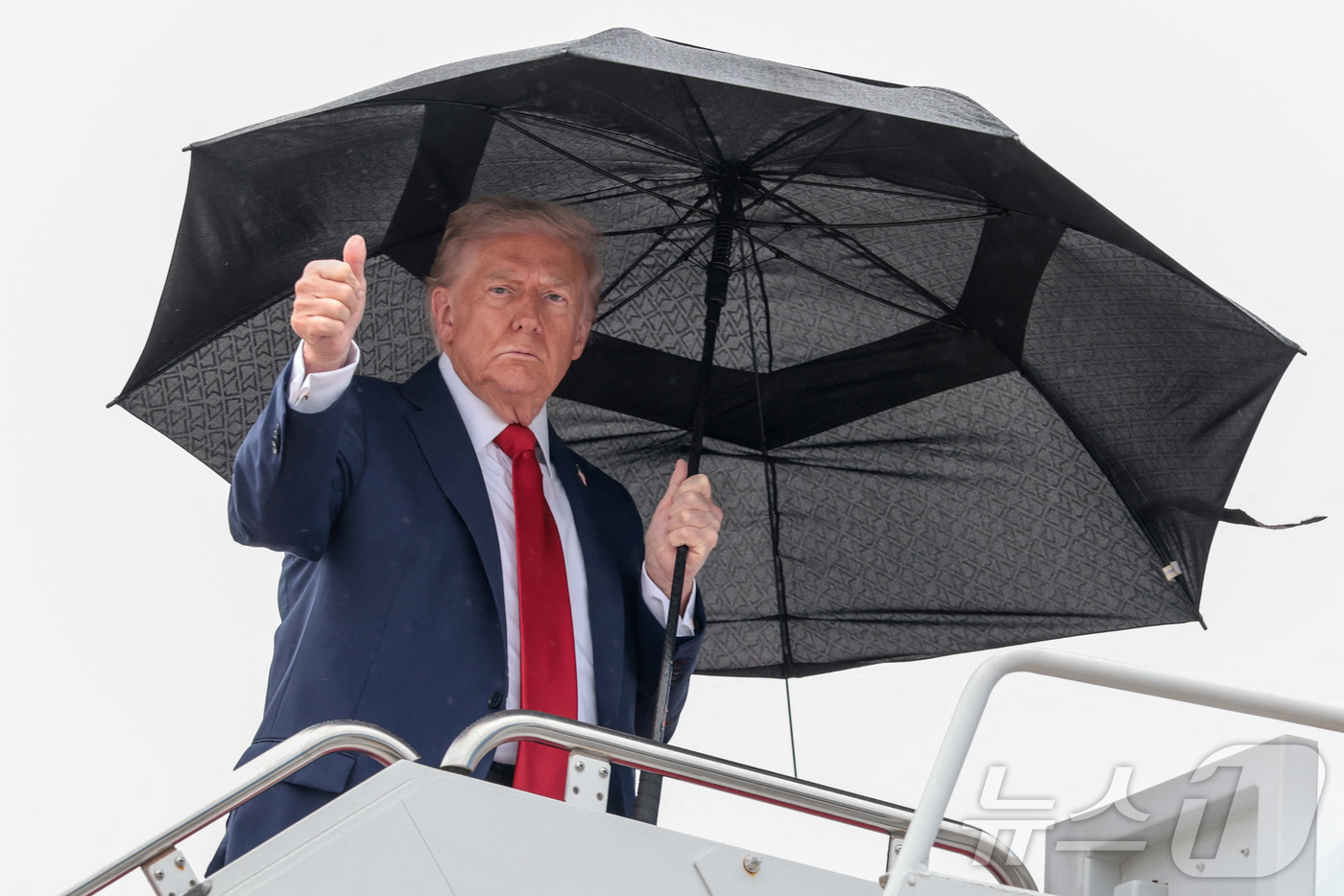 (앤드루스 합동기지 로이터=뉴스1) 윤다정 기자 = 도널드 트럼프 미국 대통령이 12일(현지시간) 미국 메릴랜드주 앤드루스 합동기지에서 이스라엘로 향하기 위해 전용기 에어포스원에 …