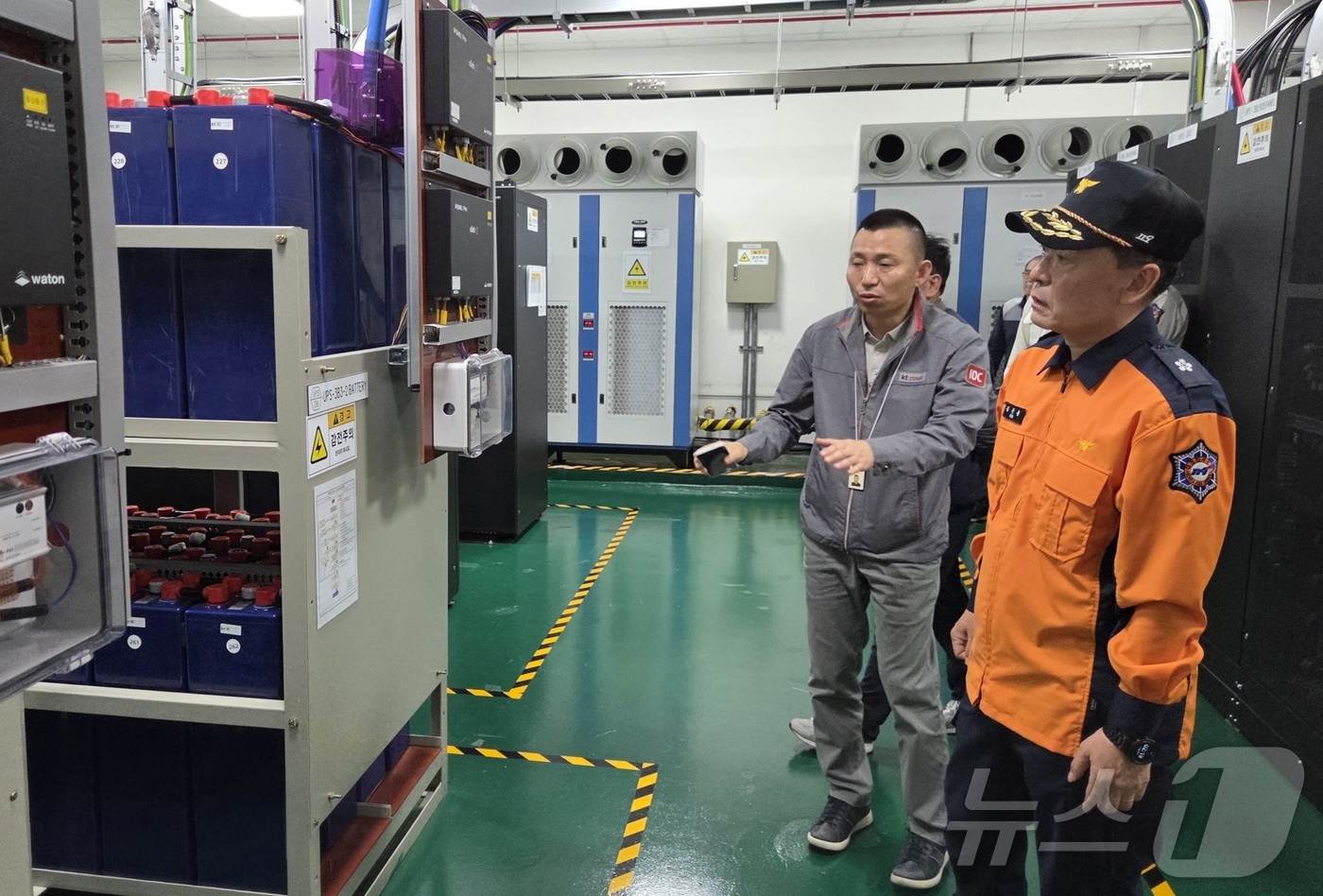 (대전=뉴스1) 이동원 기자 = 김문용 대전소방본부장은 13일 서구 탄방동에 위치한 KT C 대전DC를 방문해 리튬이온 배터리 등 화재위험 설비를 확인하고, 자동소화설비의 유지관리 …