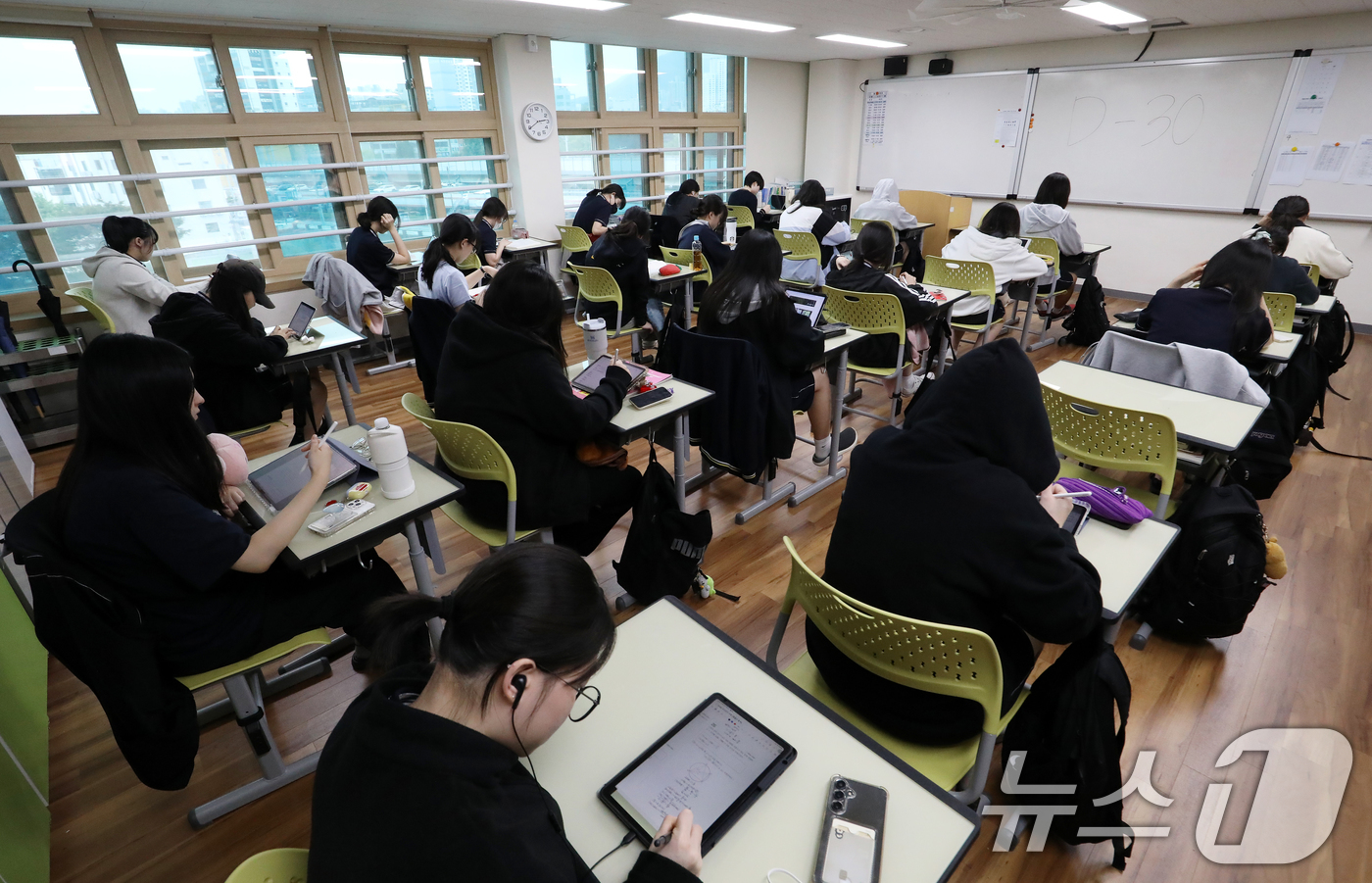 (부산=뉴스1) 윤일지 기자 = 2026학년도 대학수학능력시험 D-30일을 하루 앞둔 13일 오후 부산 동래구 중앙여자고등학교 3학년 교실에서 수험생들이 자율학습을 하고 있다. …