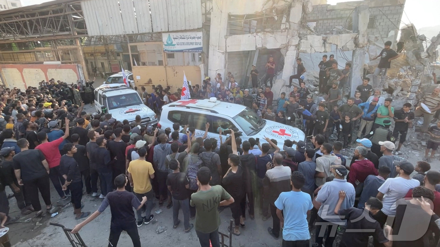 (가자시티 로이터=뉴스1) 이창규 기자 = 적십자 차량이 팔레스타인 무장정파 하마스가 석방한 이스라엘 인질들을 이송하고 있다. 2025.10.13./뉴스1ⓒ 로이터=뉴스1